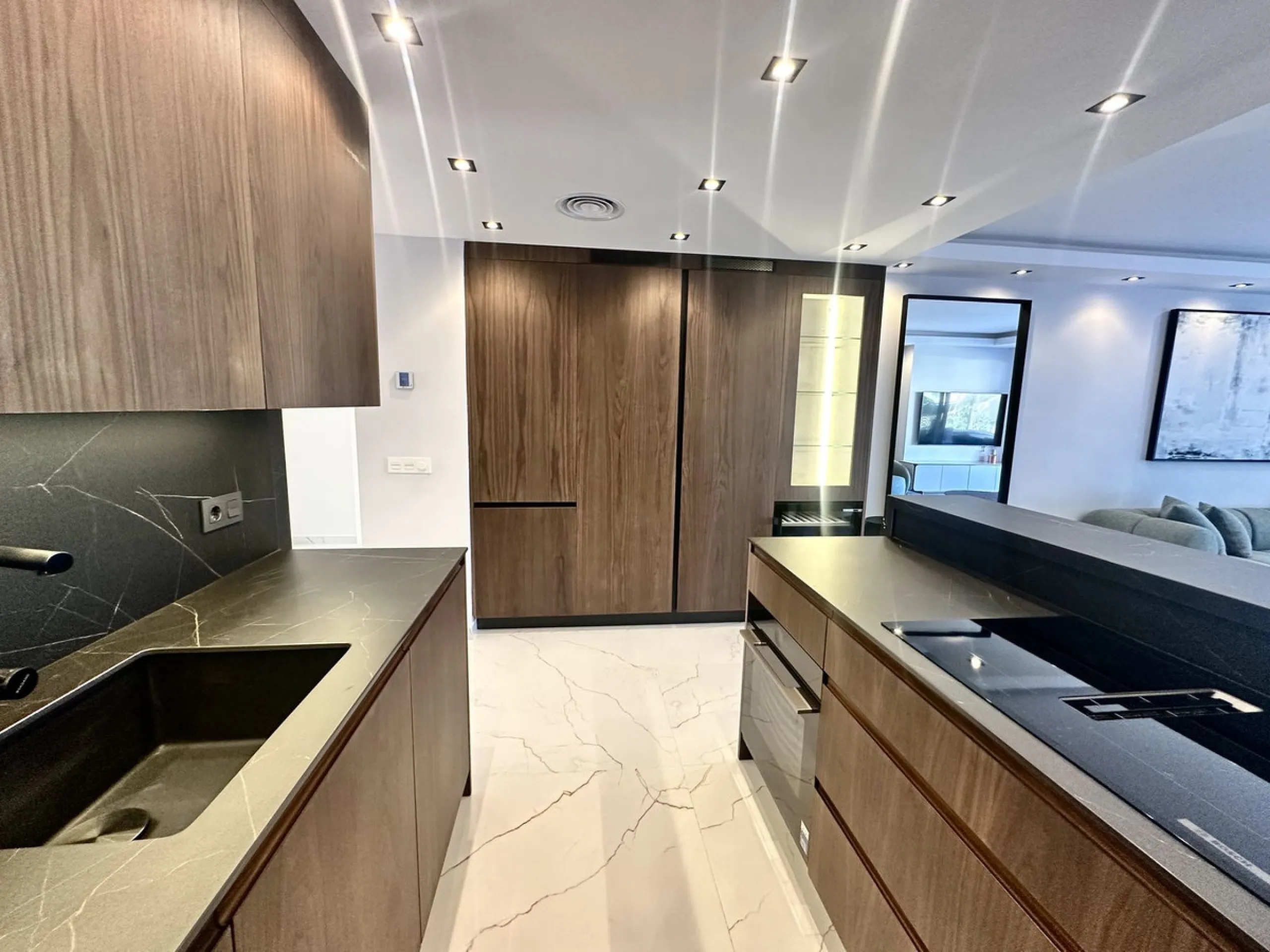 LUXURY APARTMENT IN LOS GRANADOS GOLF, NUEVA ANDALUCÍA – RECENTLY RENOVATED TO THE HIGHEST STANDARD
