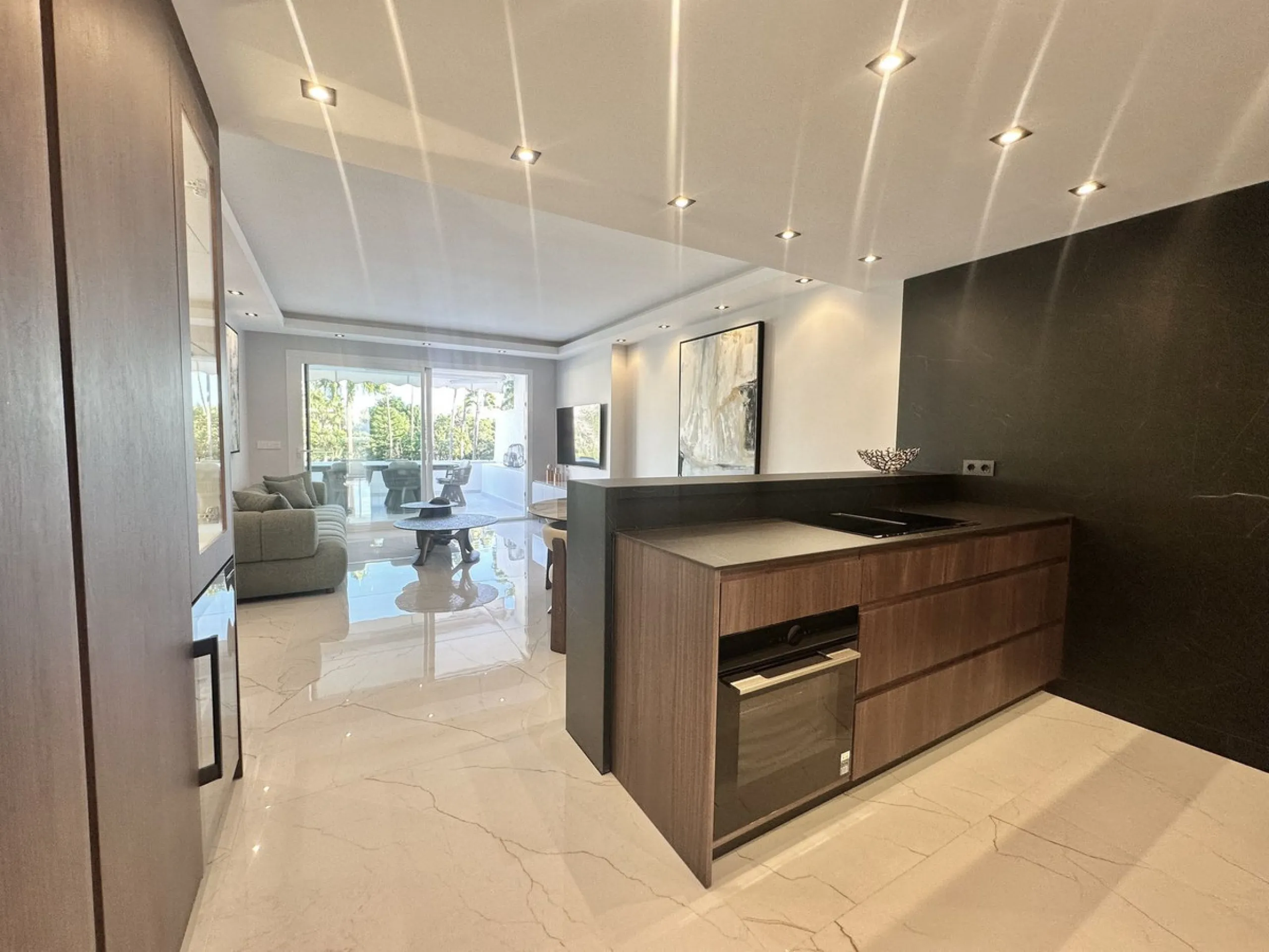 LUXURY APARTMENT IN LOS GRANADOS GOLF, NUEVA ANDALUCÍA – RECENTLY RENOVATED TO THE HIGHEST STANDARD