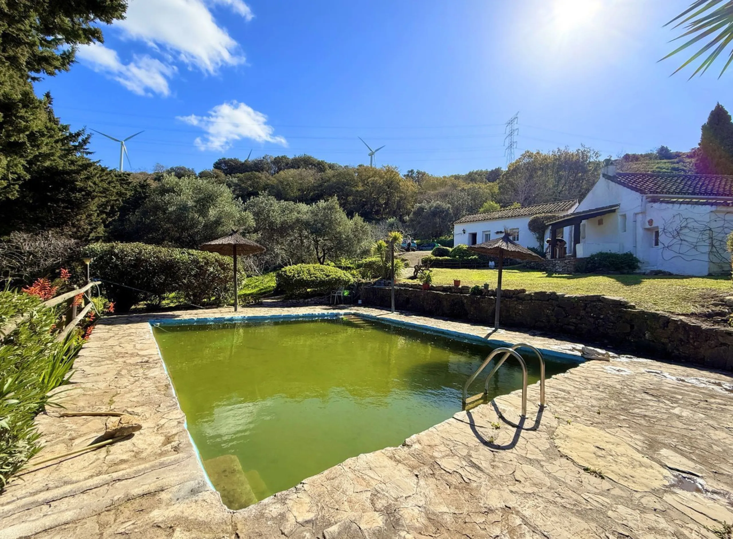 Commercial - Hotel в продаже в Casares, Málaga. В доме 8 спален и 6 ванных комнат. Площадь дома 559 м². Площадь участка 60000 м²