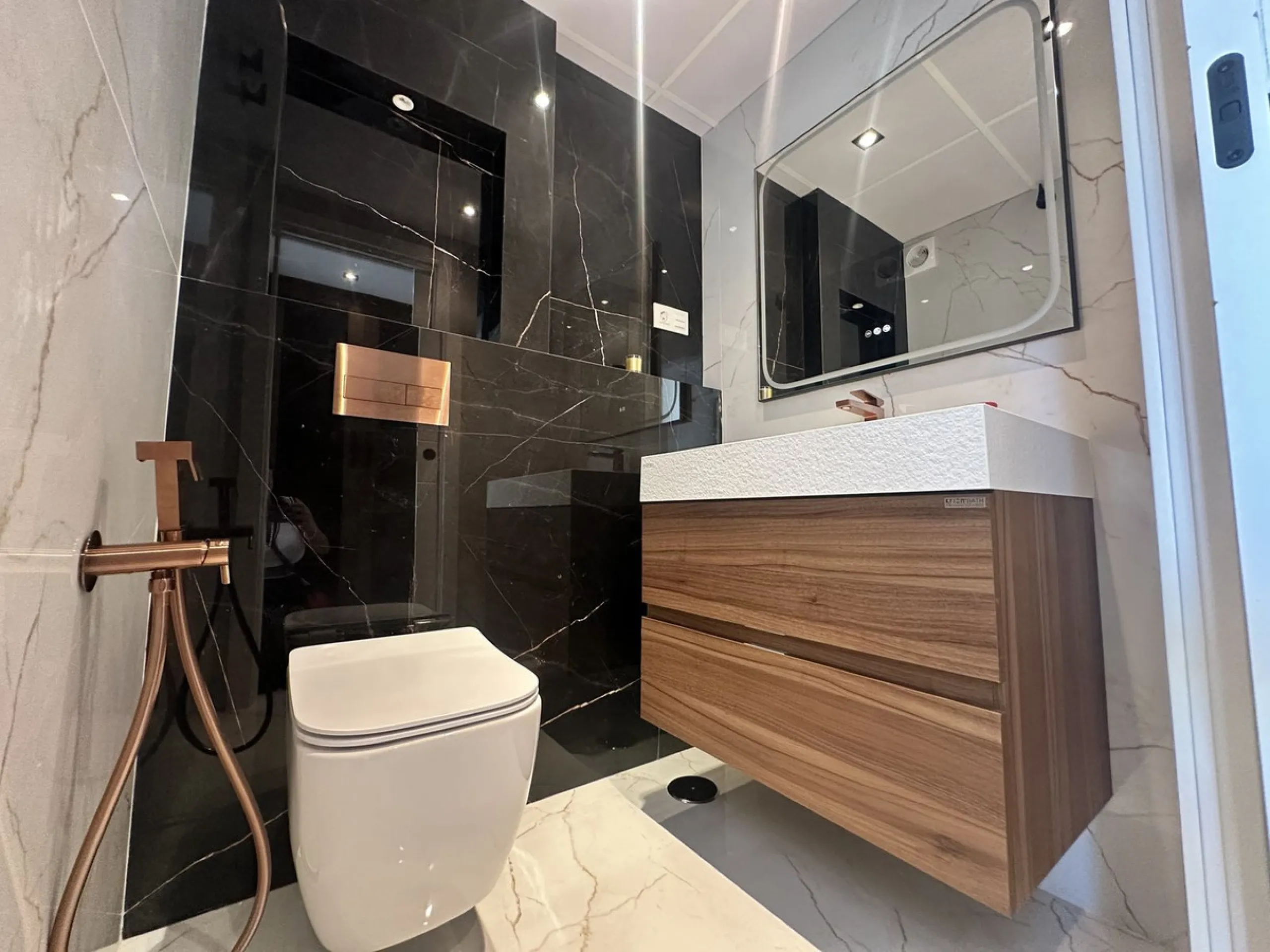 LUXURY APARTMENT IN LOS GRANADOS GOLF, NUEVA ANDALUCÍA – RECENTLY RENOVATED TO THE HIGHEST STANDARD