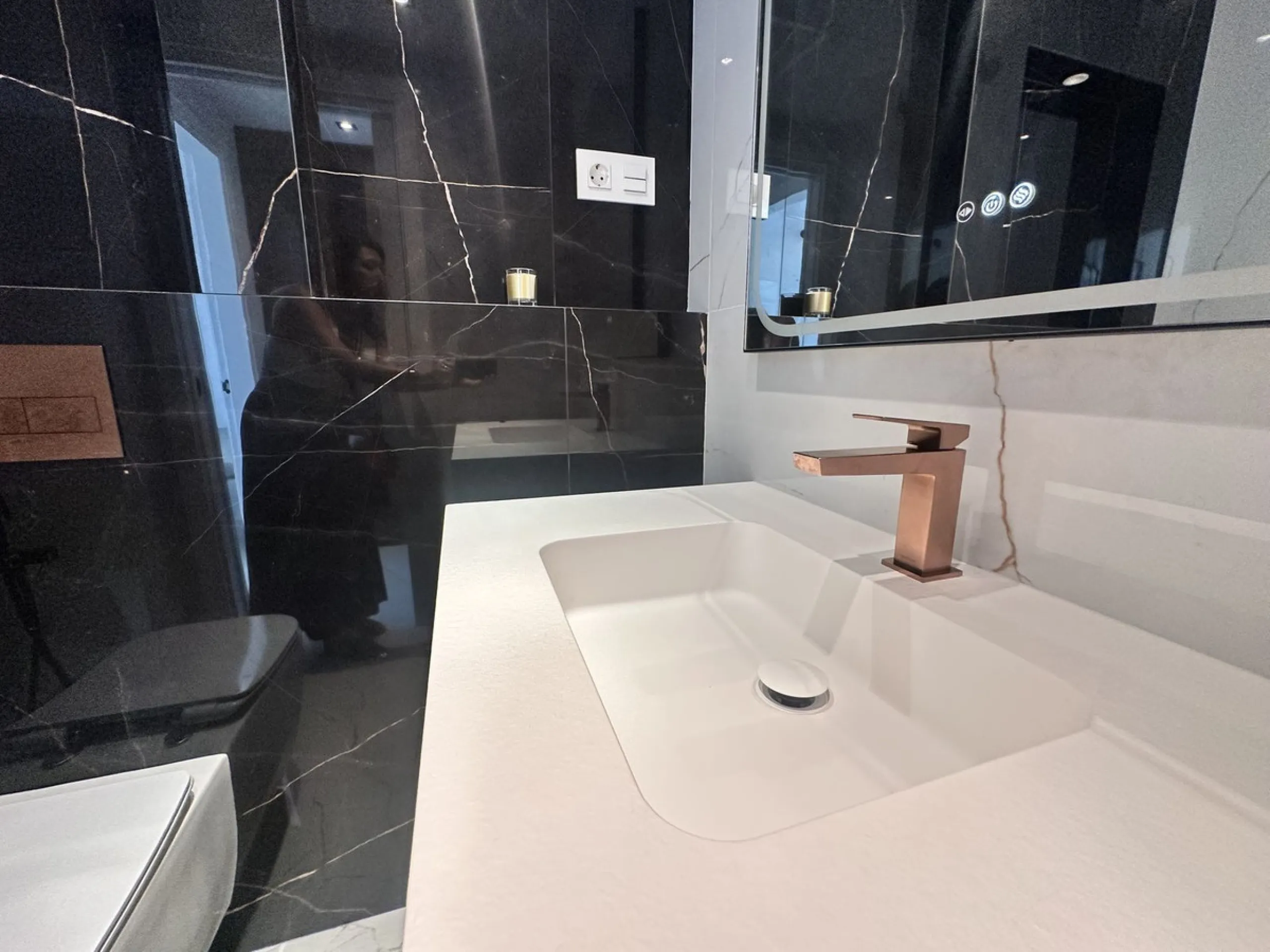 LUXURY APARTMENT IN LOS GRANADOS GOLF, NUEVA ANDALUCÍA – RECENTLY RENOVATED TO THE HIGHEST STANDARD