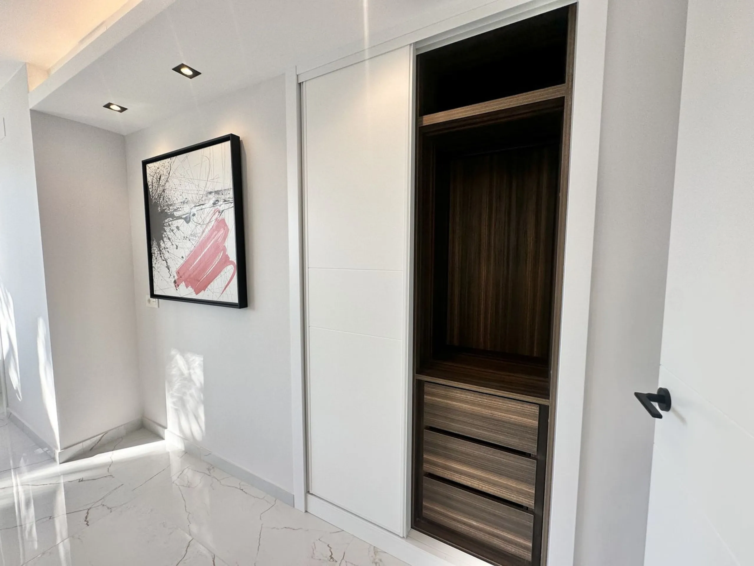 LUXURY APARTMENT IN LOS GRANADOS GOLF, NUEVA ANDALUCÍA – RECENTLY RENOVATED TO THE HIGHEST STANDARD