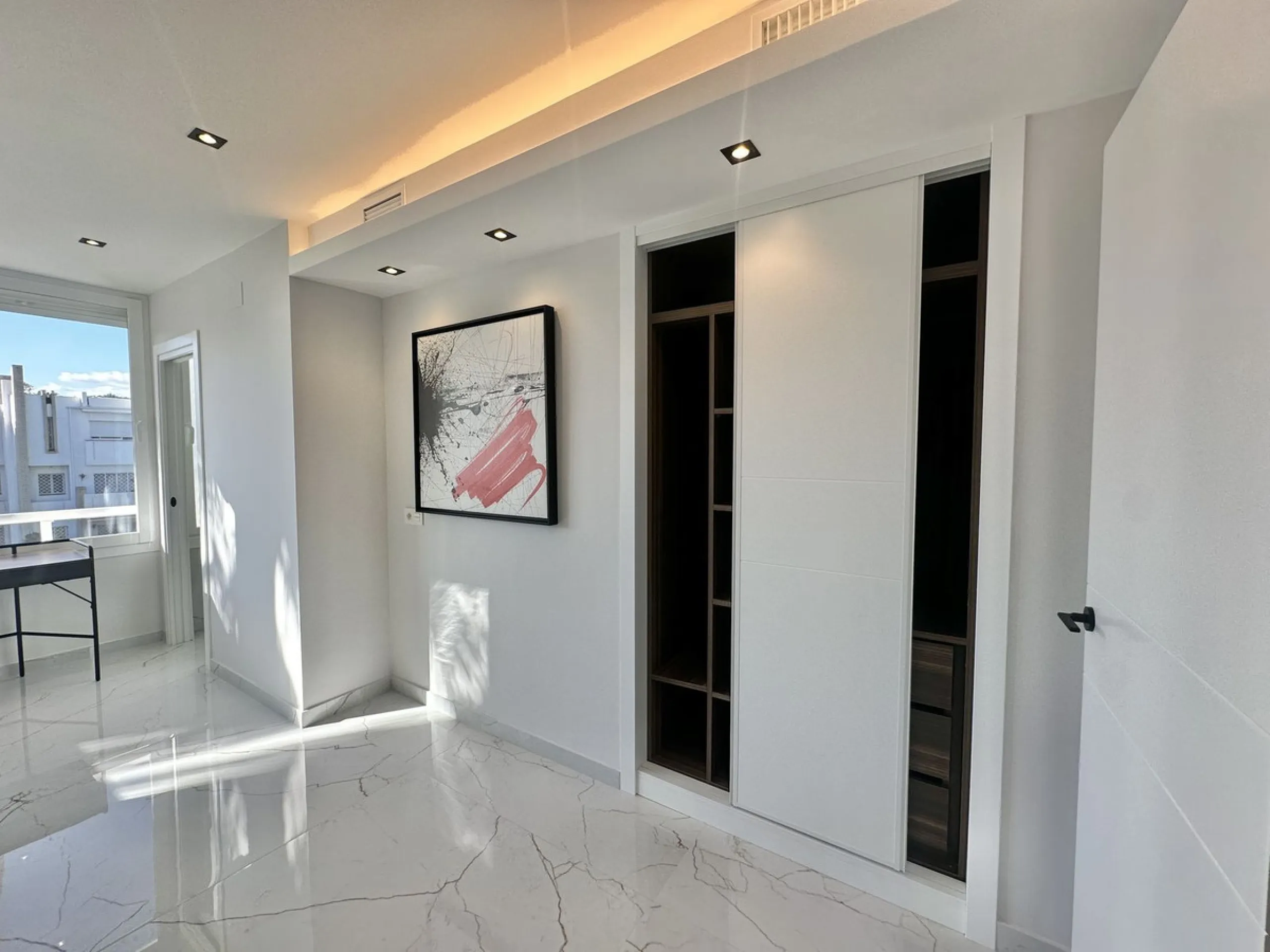 LUXURY APARTMENT IN LOS GRANADOS GOLF, NUEVA ANDALUCÍA – RECENTLY RENOVATED TO THE HIGHEST STANDARD