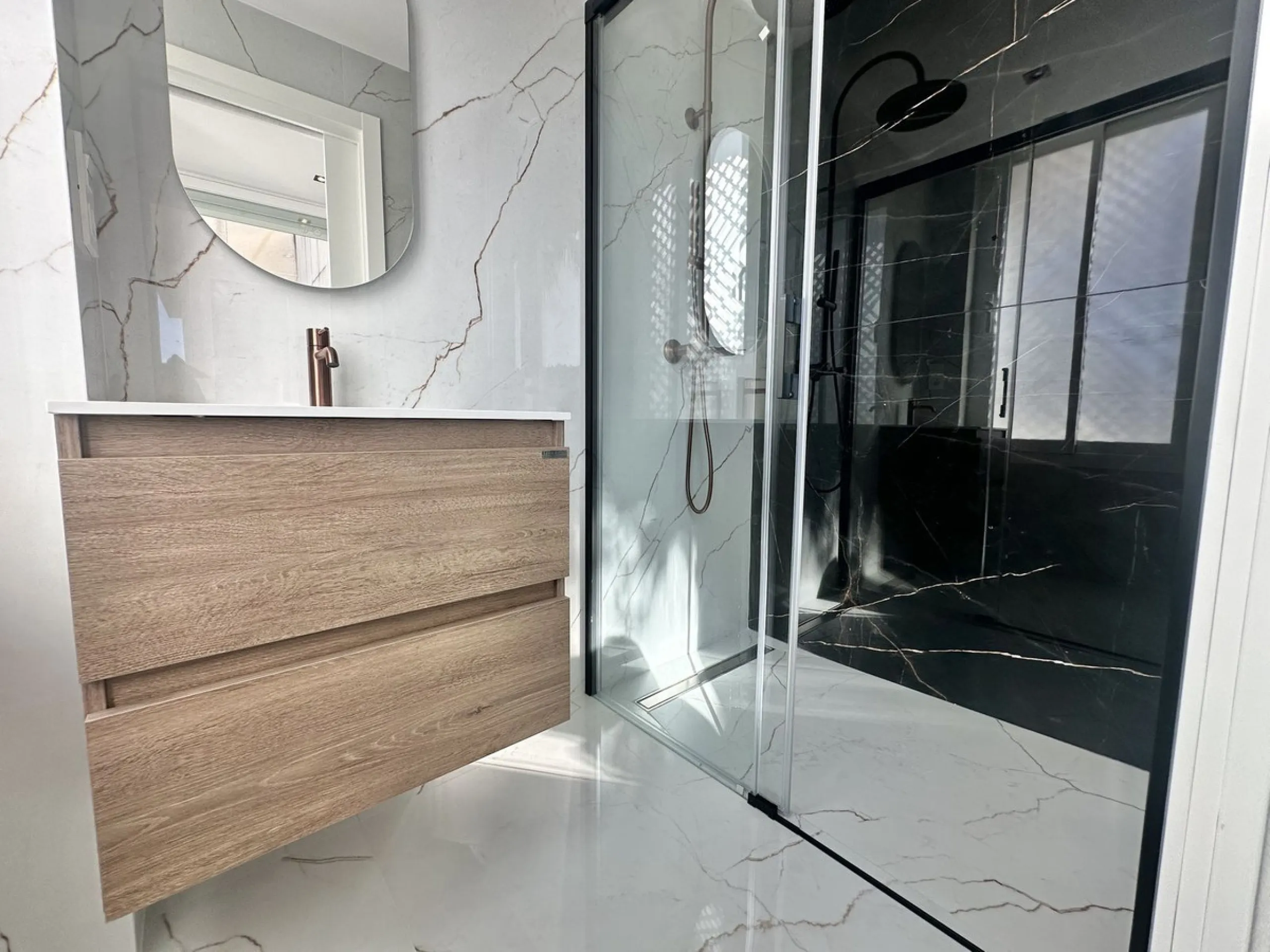 LUXURY APARTMENT IN LOS GRANADOS GOLF, NUEVA ANDALUCÍA – RECENTLY RENOVATED TO THE HIGHEST STANDARD