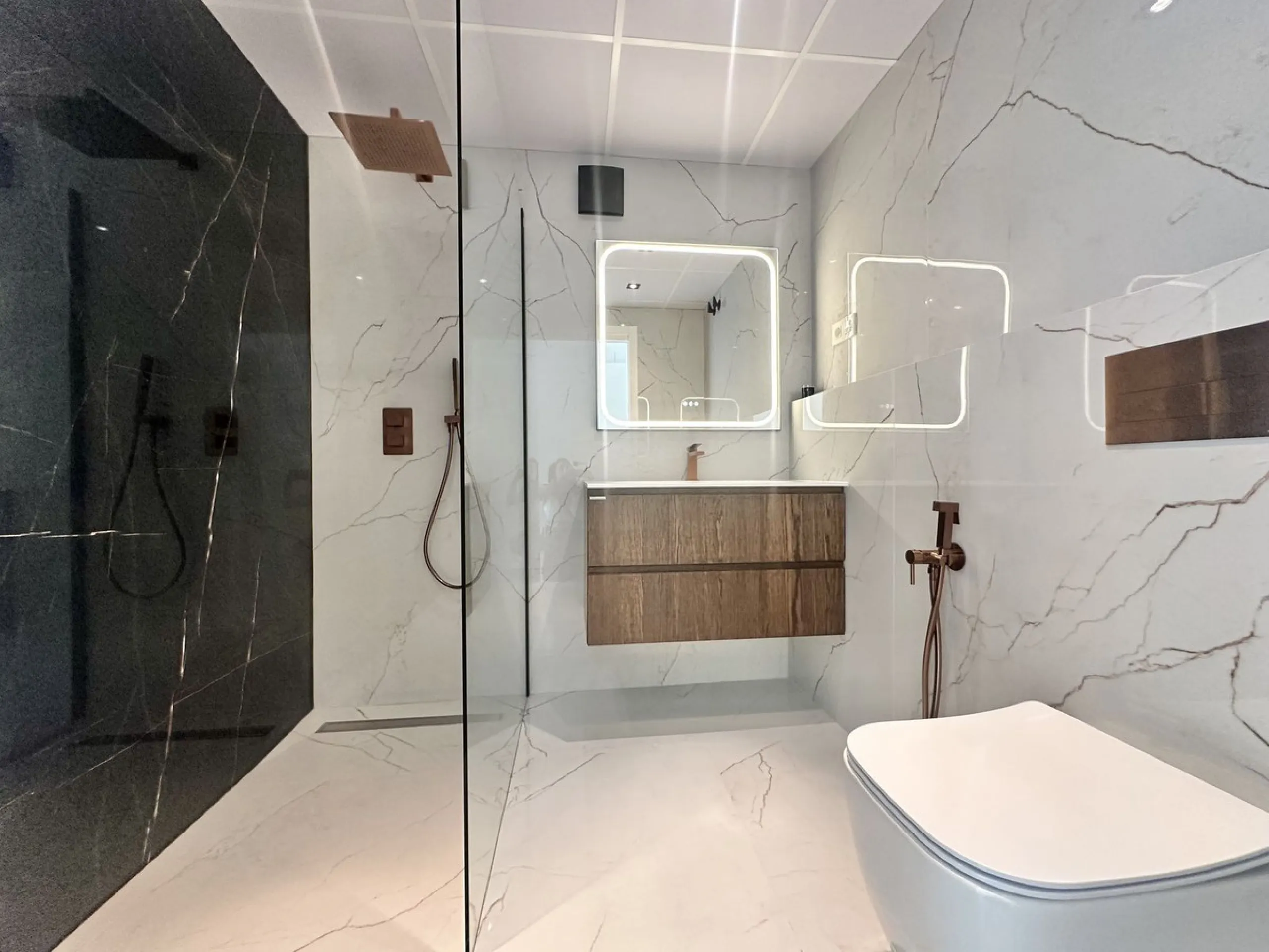 LUXURY APARTMENT IN LOS GRANADOS GOLF, NUEVA ANDALUCÍA – RECENTLY RENOVATED TO THE HIGHEST STANDARD