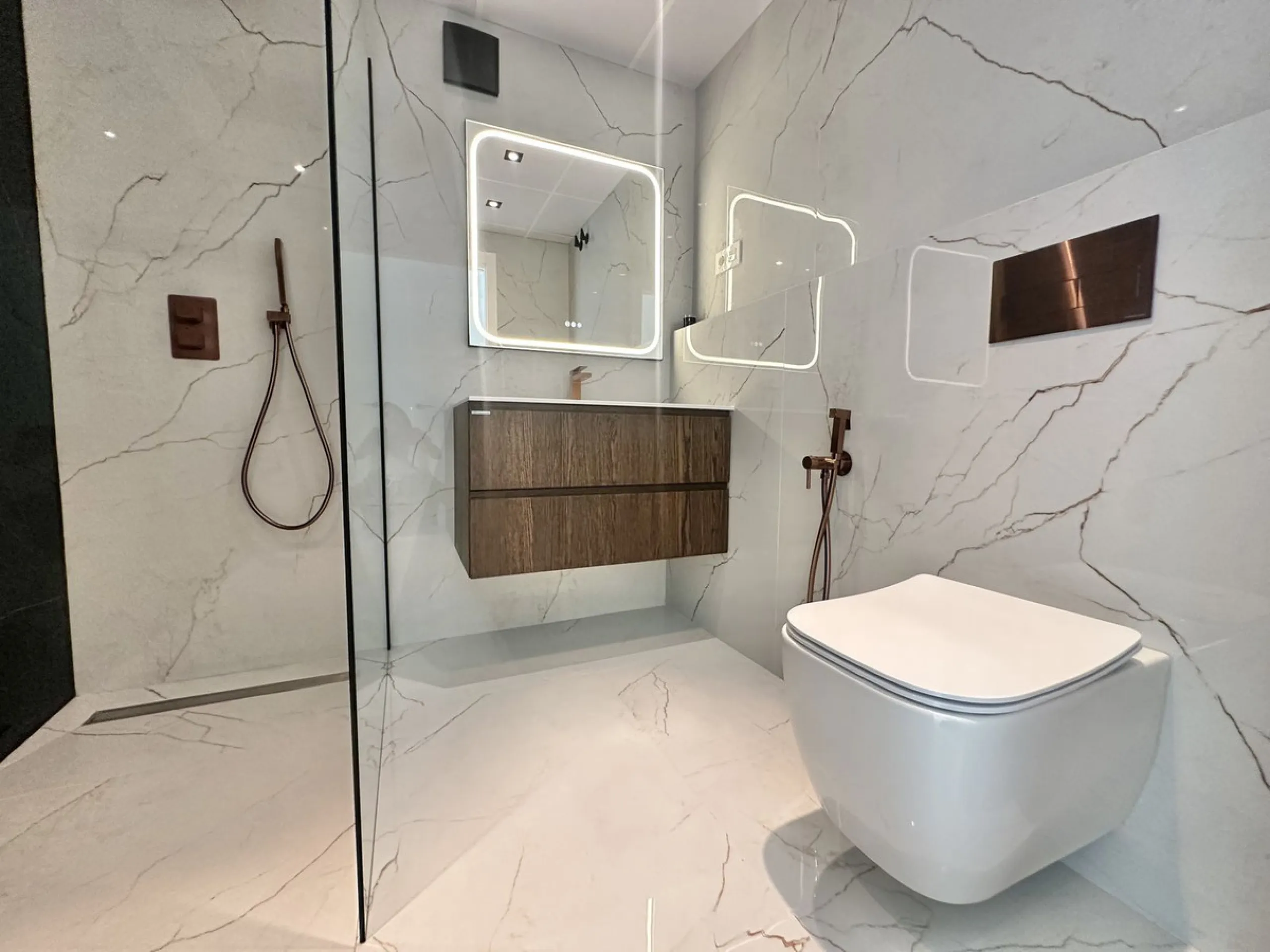 LUXURY APARTMENT IN LOS GRANADOS GOLF, NUEVA ANDALUCÍA – RECENTLY RENOVATED TO THE HIGHEST STANDARD