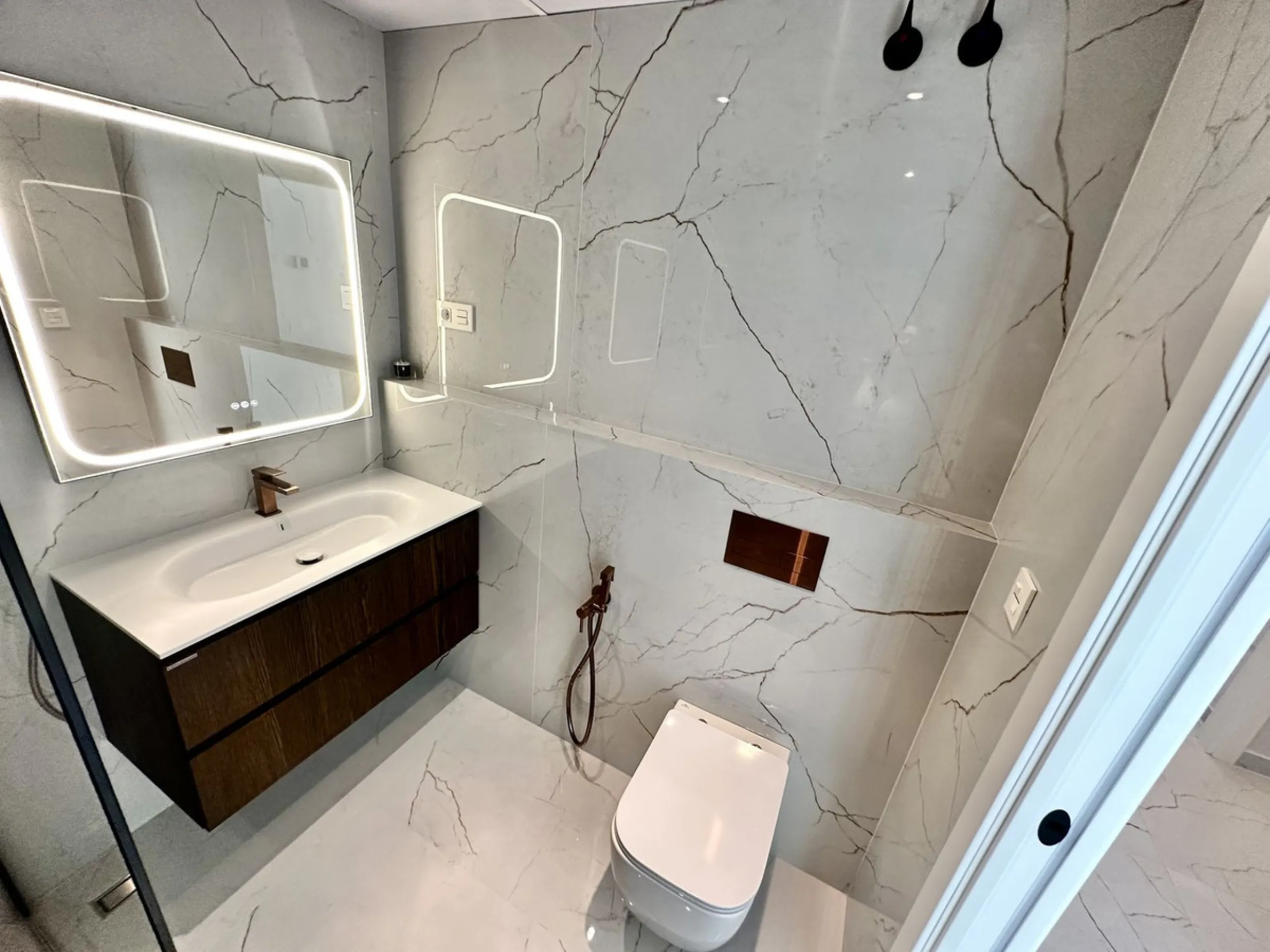 LUXURY APARTMENT IN LOS GRANADOS GOLF, NUEVA ANDALUCÍA – RECENTLY RENOVATED TO THE HIGHEST STANDARD