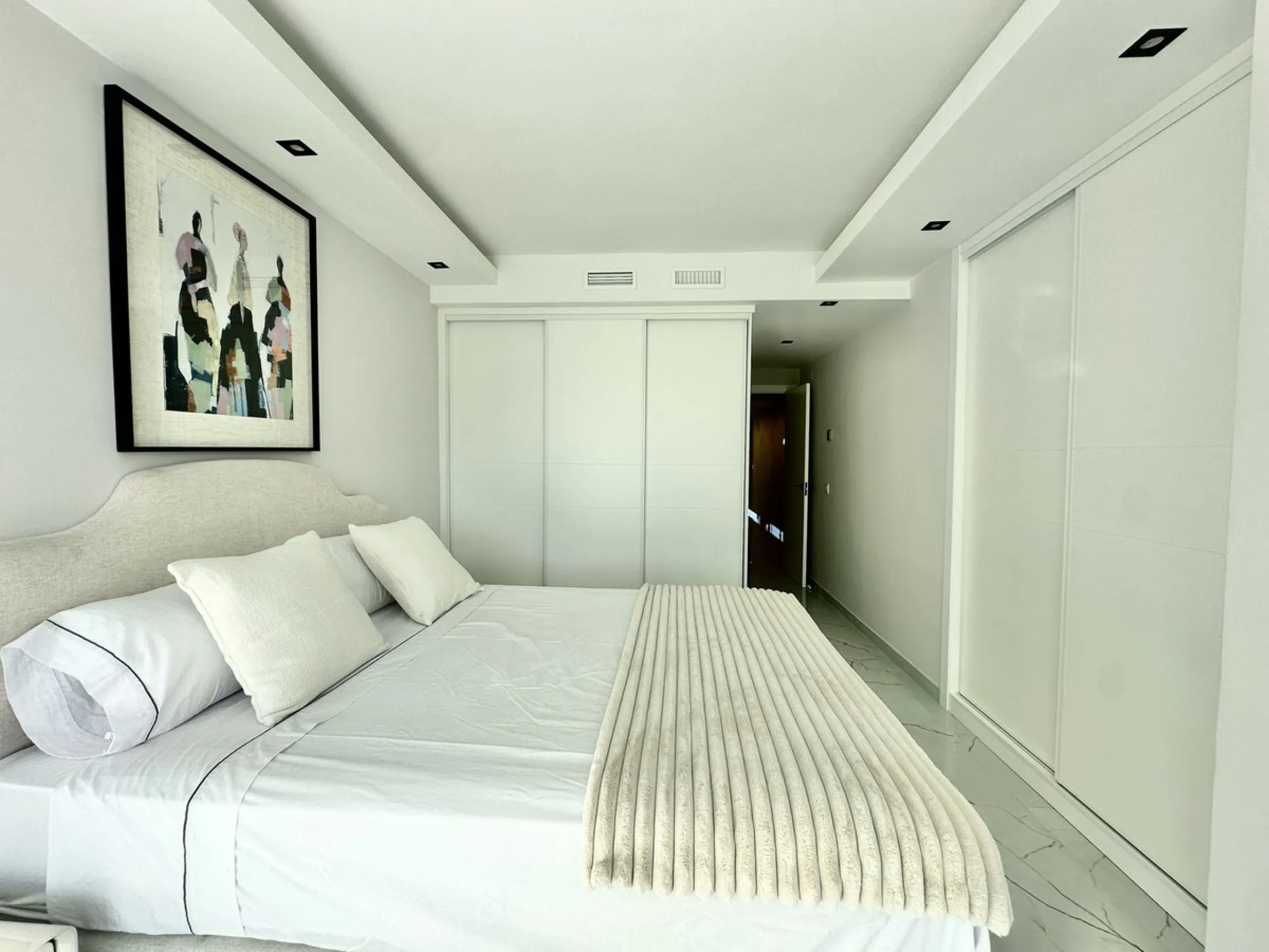 LUXURY APARTMENT IN LOS GRANADOS GOLF, NUEVA ANDALUCÍA – RECENTLY RENOVATED TO THE HIGHEST STANDARD