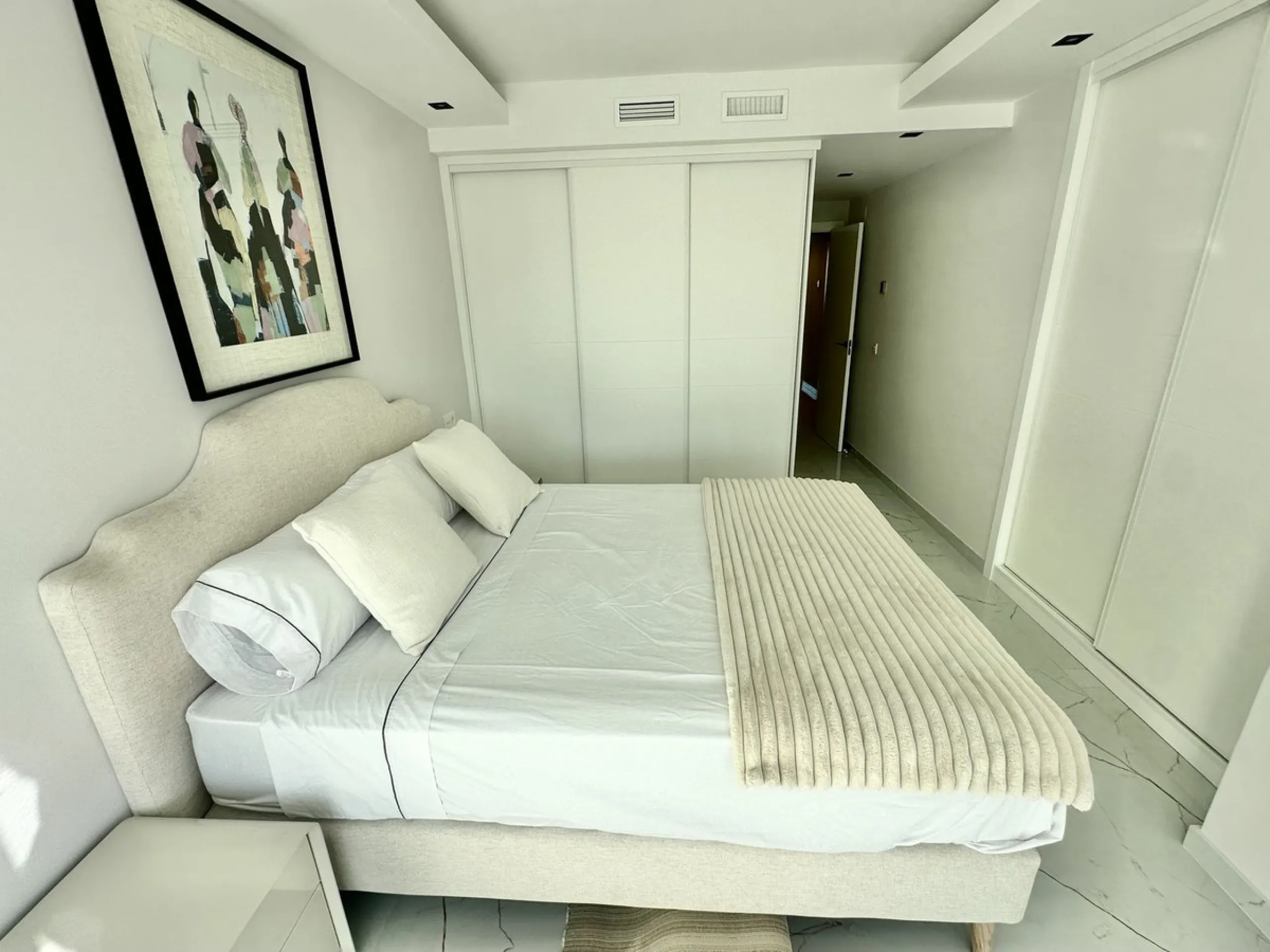 LUXURY APARTMENT IN LOS GRANADOS GOLF, NUEVA ANDALUCÍA – RECENTLY RENOVATED TO THE HIGHEST STANDARD