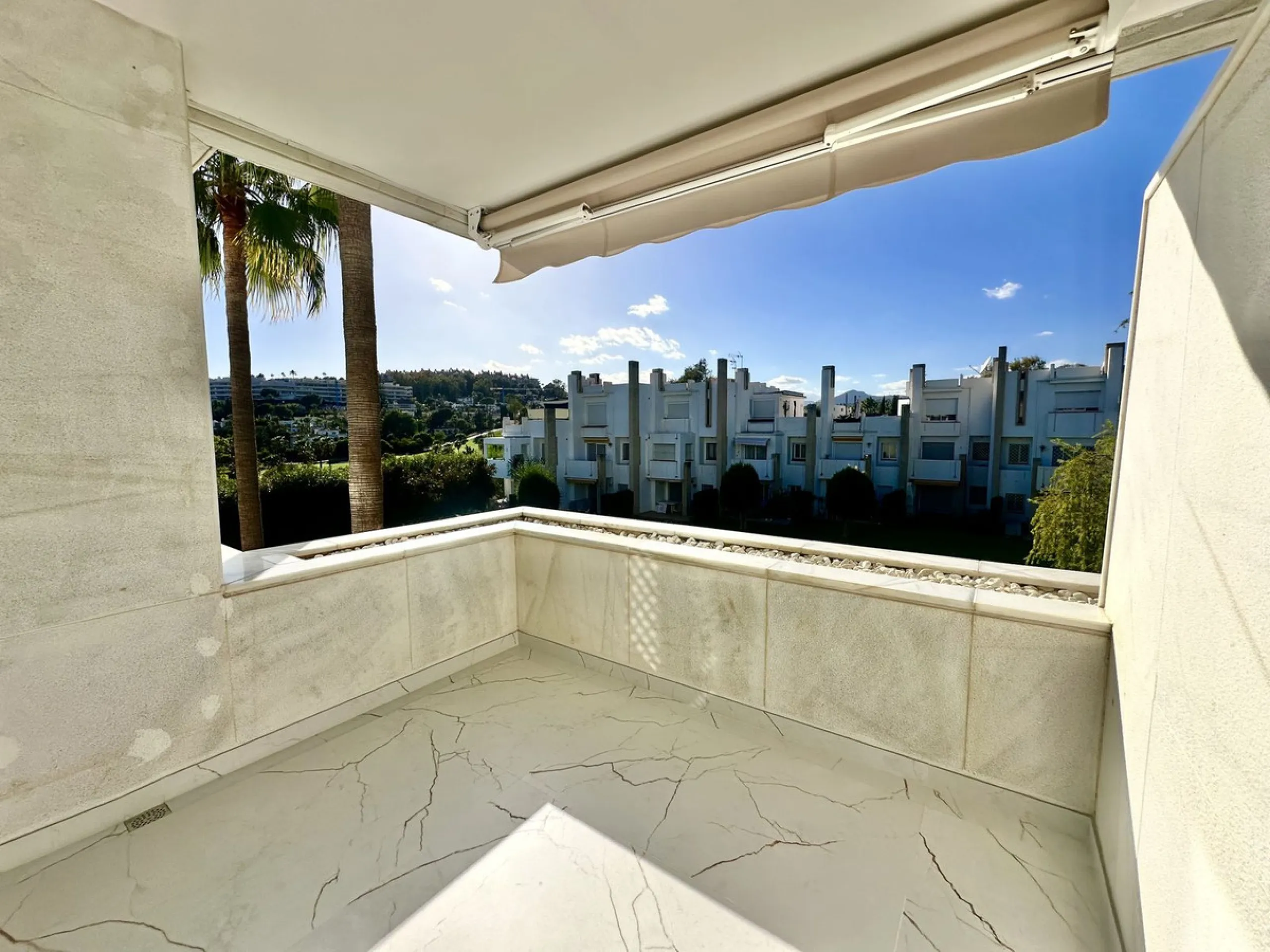 LUXURY APARTMENT IN LOS GRANADOS GOLF, NUEVA ANDALUCÍA – RECENTLY RENOVATED TO THE HIGHEST STANDARD