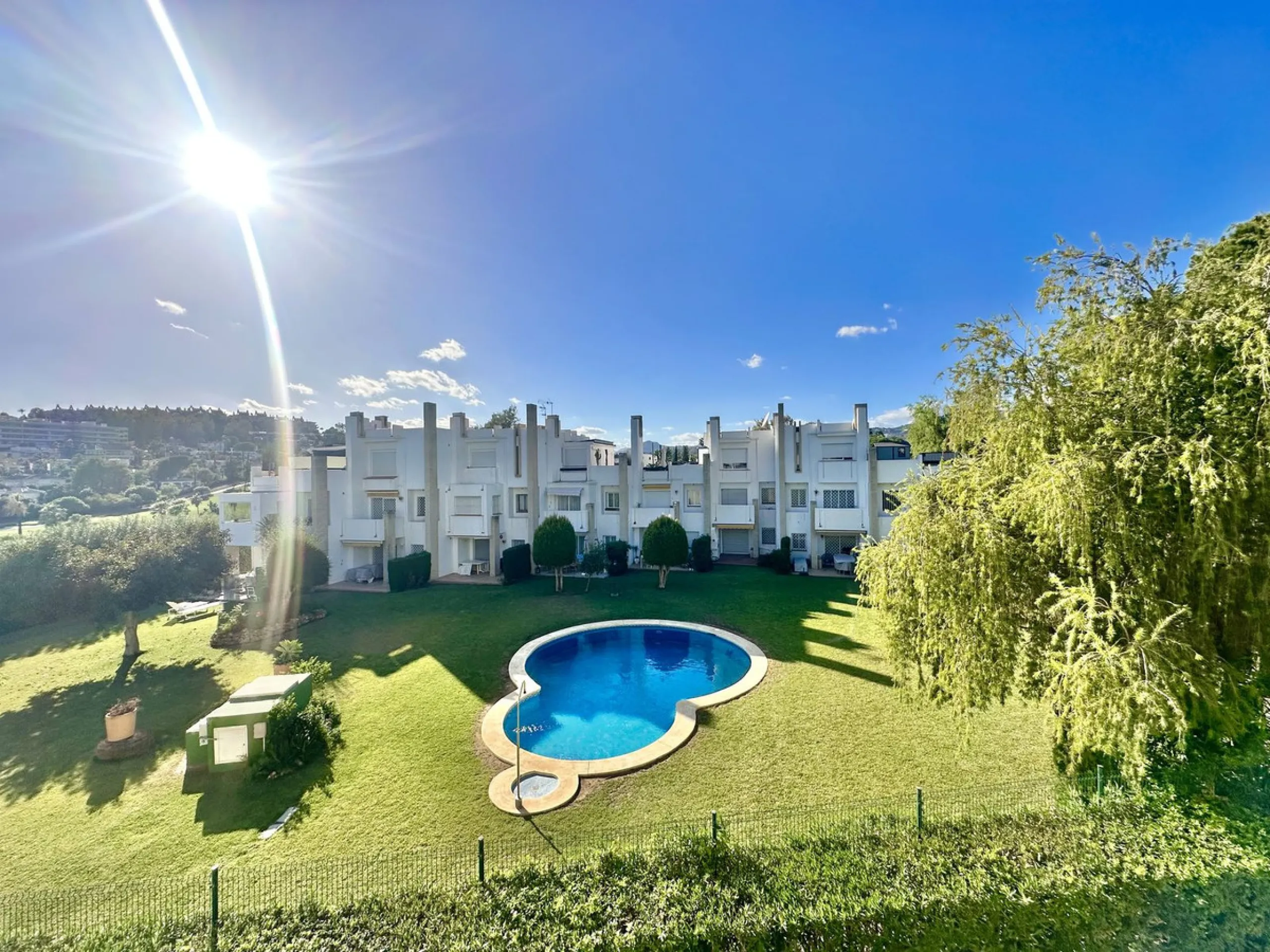 LUXURY APARTMENT IN LOS GRANADOS GOLF, NUEVA ANDALUCÍA – RECENTLY RENOVATED TO THE HIGHEST STANDARD
