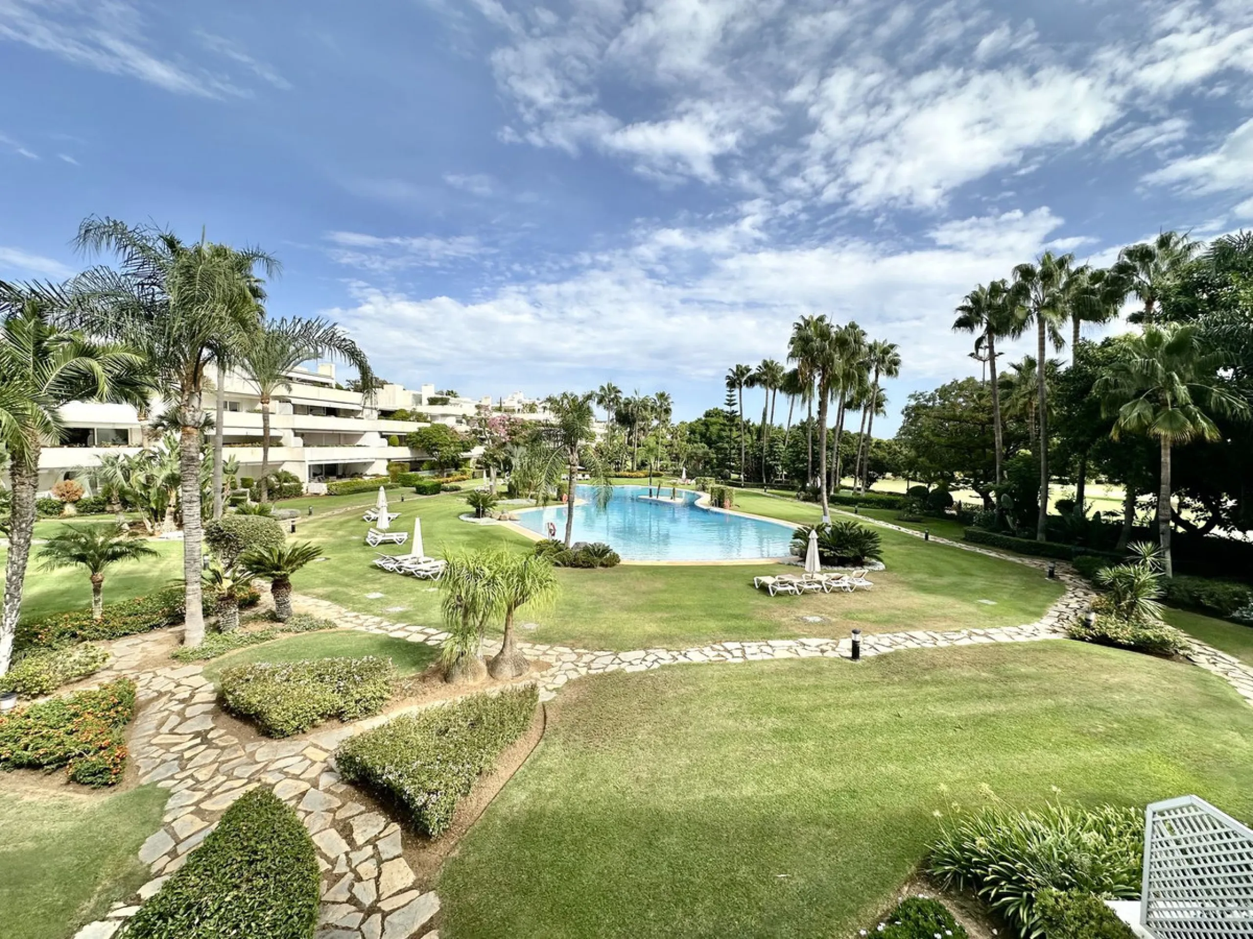 LUXURY APARTMENT IN LOS GRANADOS GOLF, NUEVA ANDALUCÍA – RECENTLY RENOVATED TO THE HIGHEST STANDARD