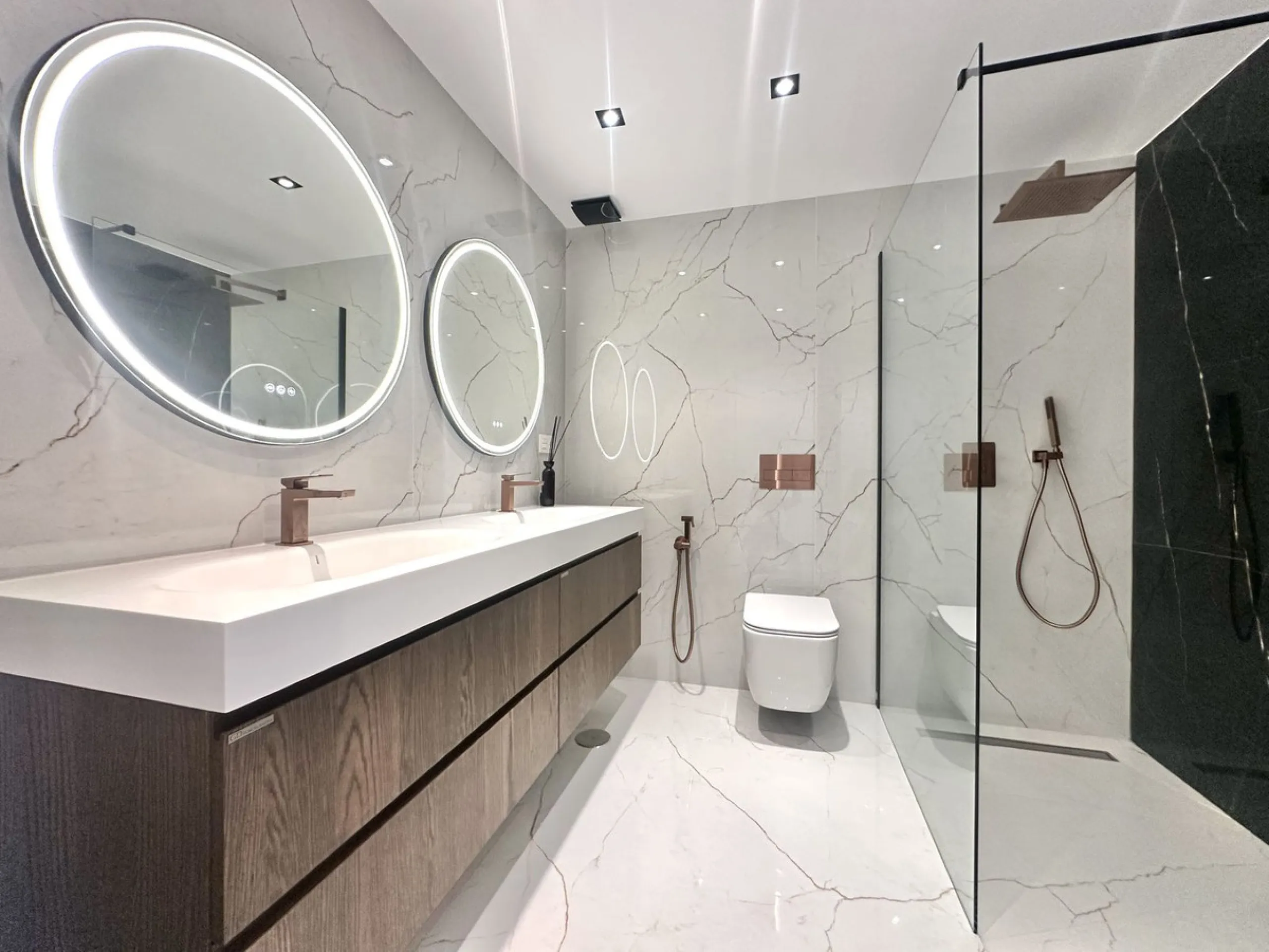 LUXURY APARTMENT IN LOS GRANADOS GOLF, NUEVA ANDALUCÍA – RECENTLY RENOVATED TO THE HIGHEST STANDARD