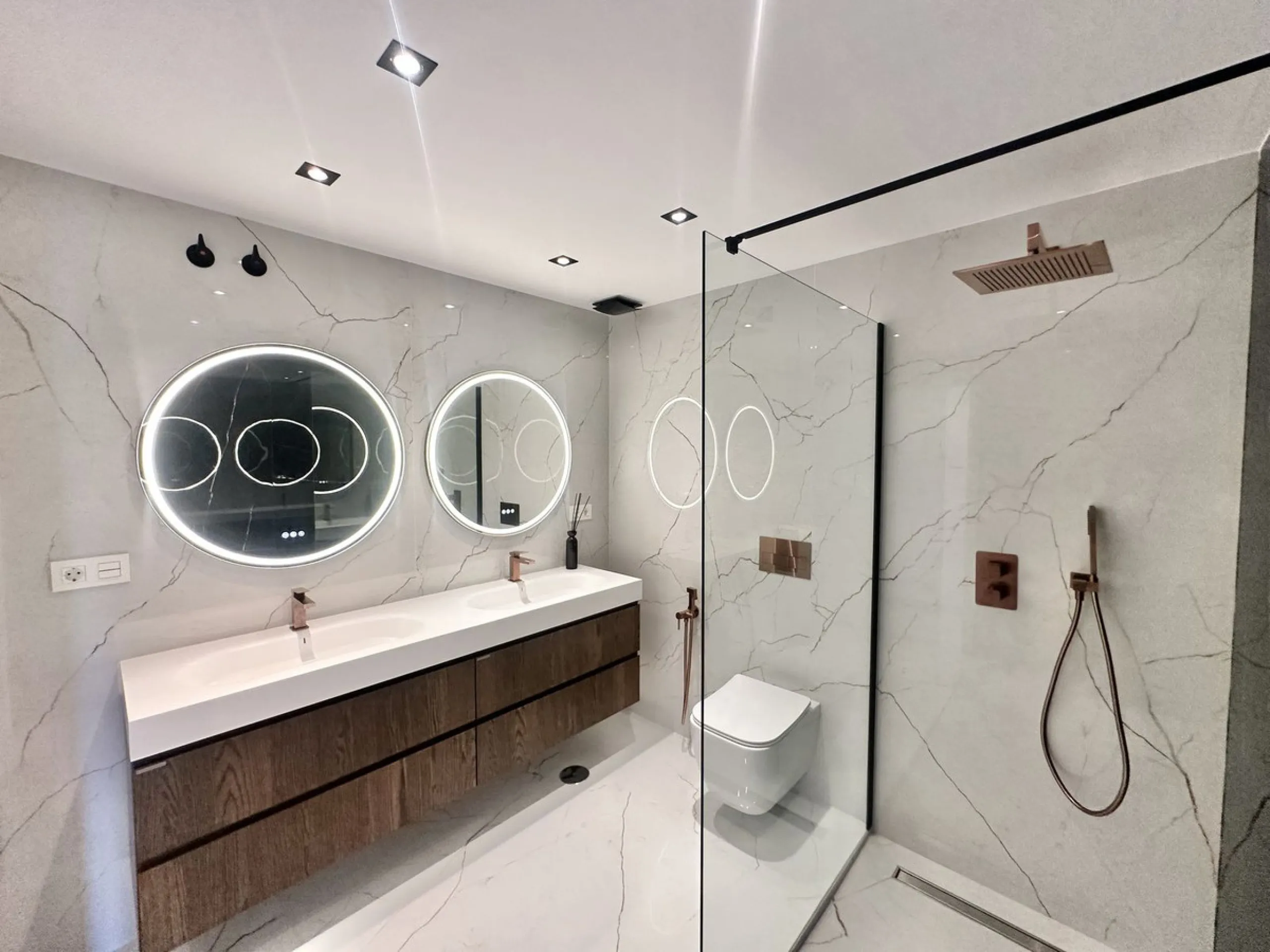 LUXURY APARTMENT IN LOS GRANADOS GOLF, NUEVA ANDALUCÍA – RECENTLY RENOVATED TO THE HIGHEST STANDARD