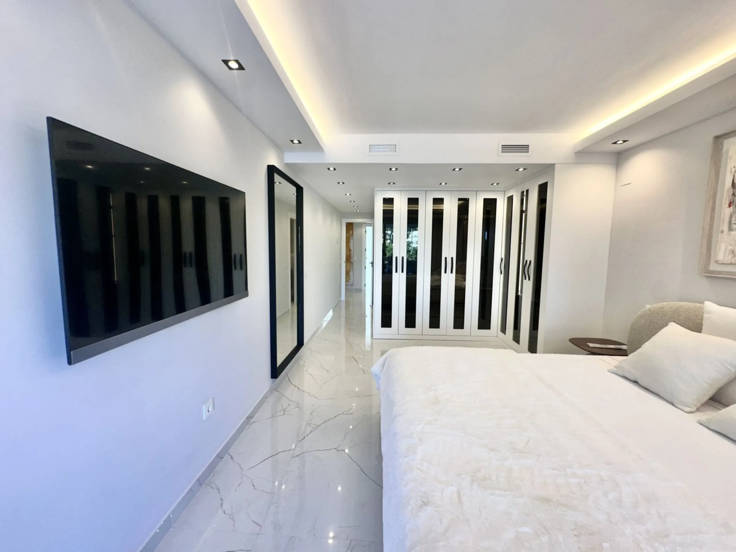 LUXURY APARTMENT IN LOS GRANADOS GOLF, NUEVA ANDALUCÍA – RECENTLY RENOVATED TO THE HIGHEST STANDARD