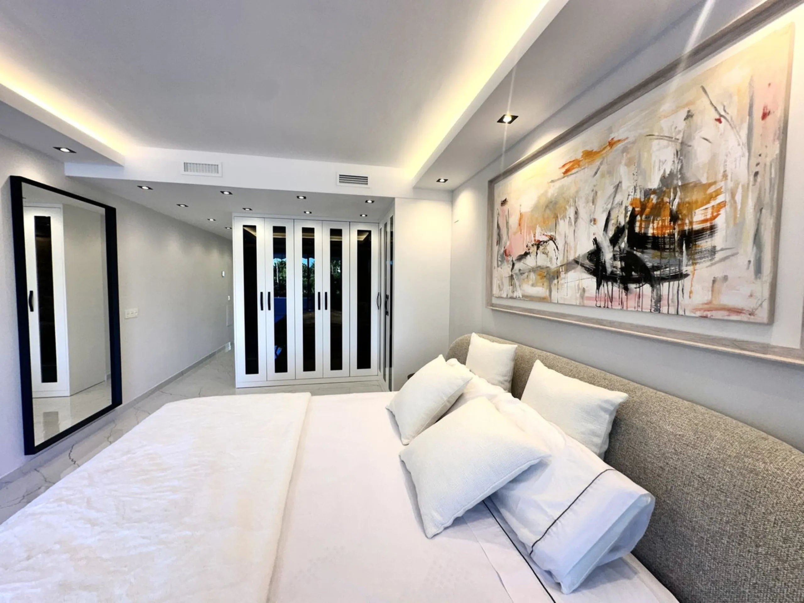 LUXURY APARTMENT IN LOS GRANADOS GOLF, NUEVA ANDALUCÍA – RECENTLY RENOVATED TO THE HIGHEST STANDARD
