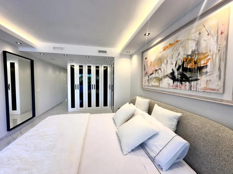 LUXURY APARTMENT IN LOS GRANADOS GOLF, NUEVA ANDALUCÍA – RECENTLY RENOVATED TO THE HIGHEST STANDARD