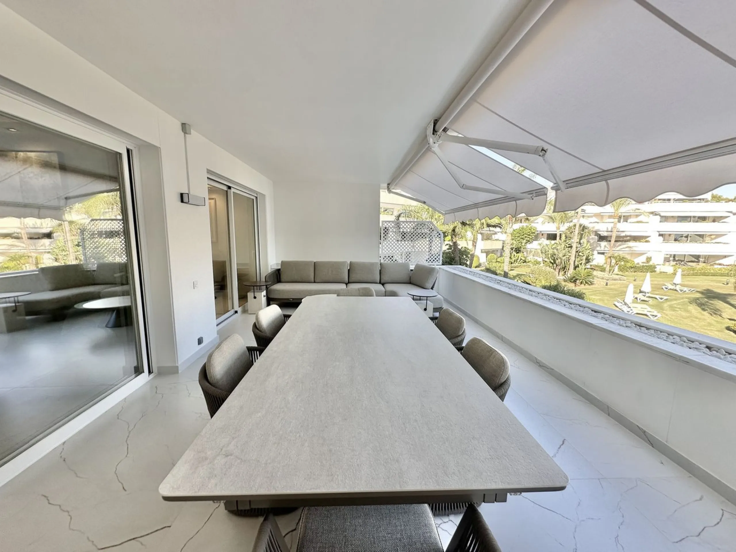 LUXURY APARTMENT IN LOS GRANADOS GOLF, NUEVA ANDALUCÍA – RECENTLY RENOVATED TO THE HIGHEST STANDARD