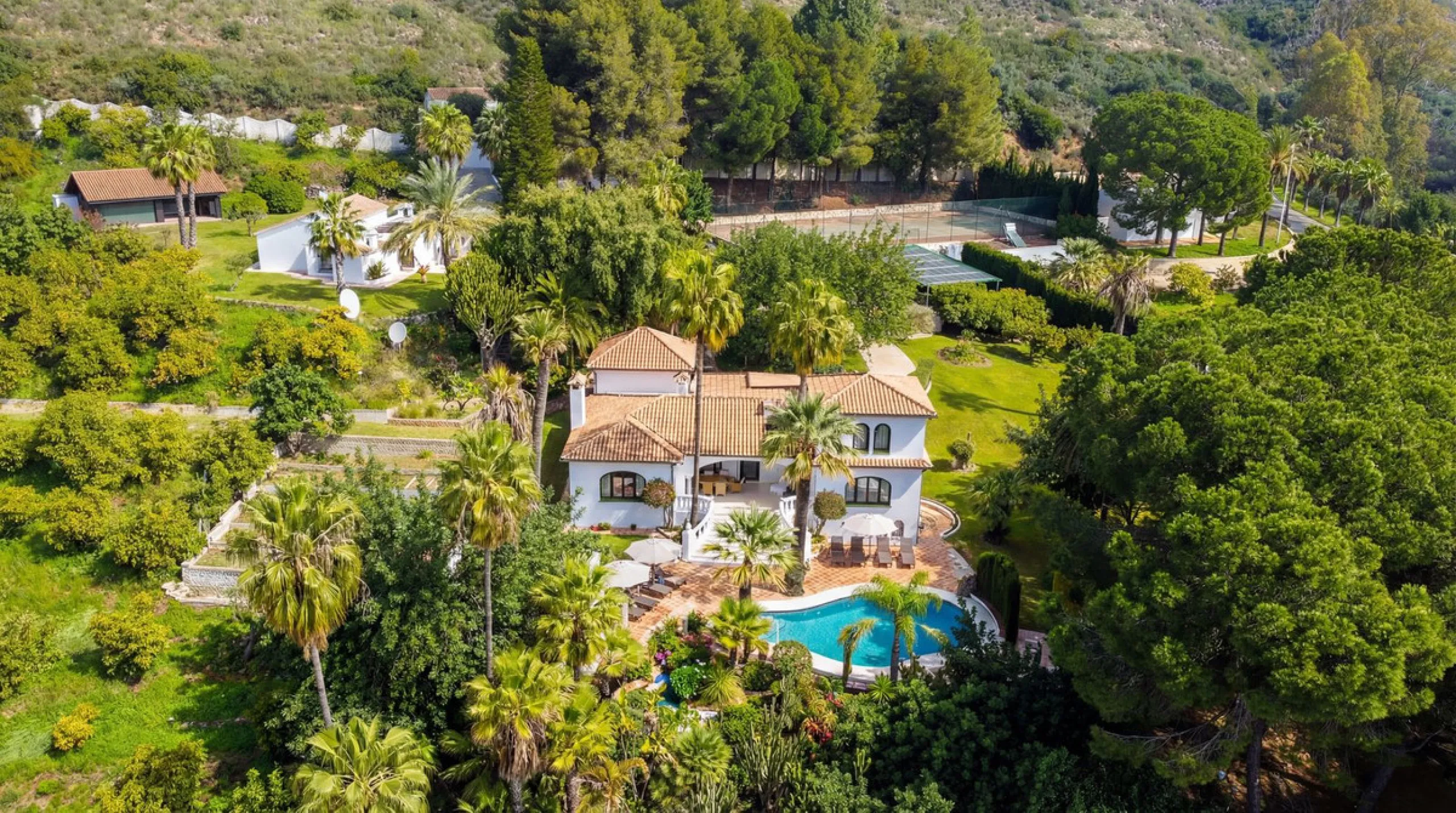 MODERN VILLA BARRANCO BLANCO: AN EXCLUSIVE OASIS OF LUXURY 20 MINUTES FROM THE MEDITERRANEAN SEA