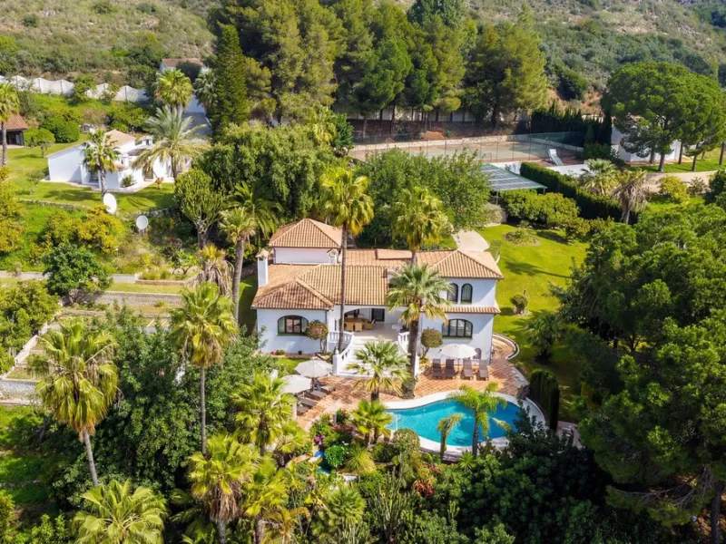 MODERN VILLA BARRANCO BLANCO: AN EXCLUSIVE OASIS OF LUXURY 20 MINUTES FROM THE MEDITERRANEAN SEA