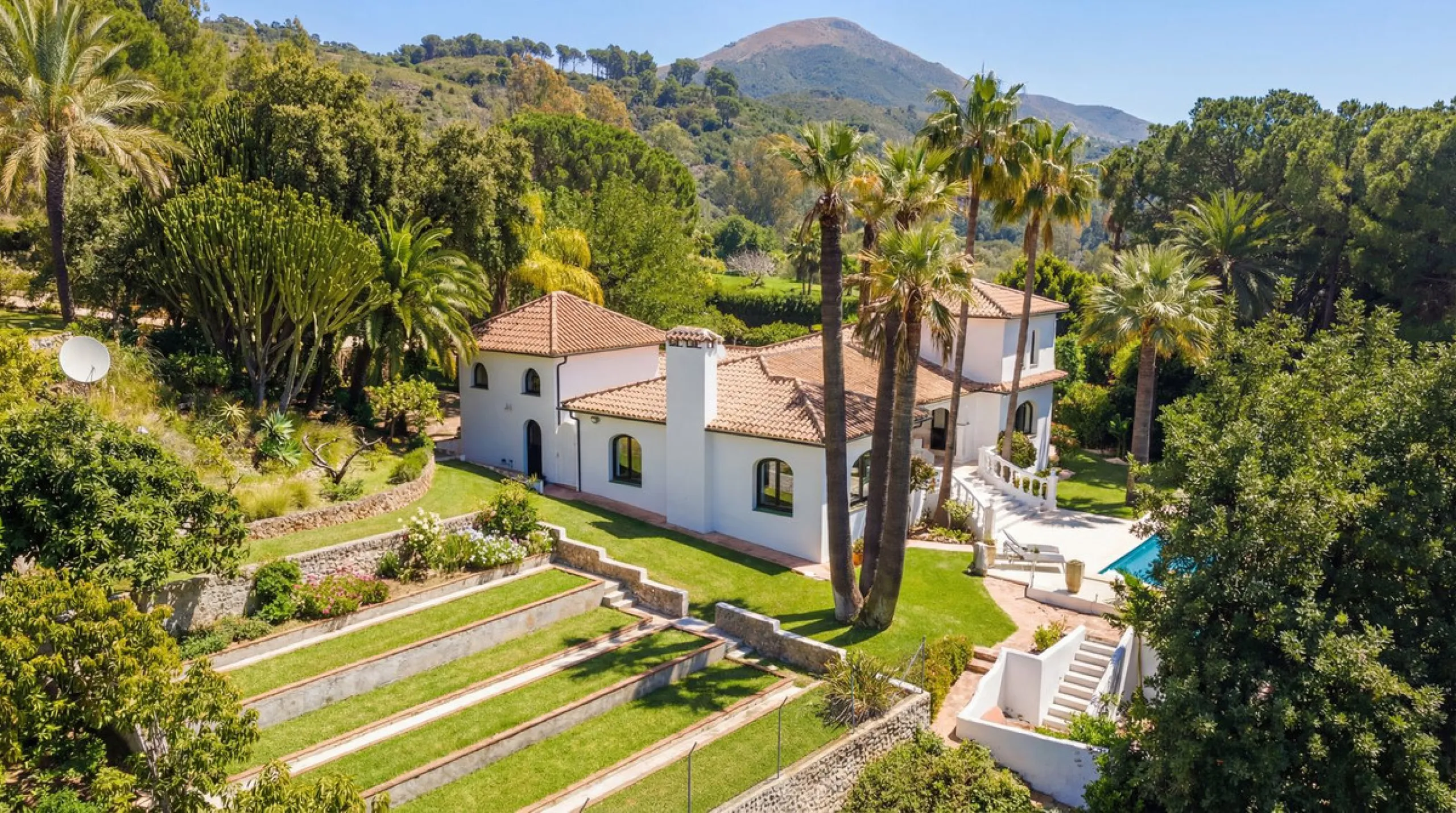 MODERN VILLA BARRANCO BLANCO: AN EXCLUSIVE OASIS OF LUXURY 20 MINUTES FROM THE MEDITERRANEAN SEA
