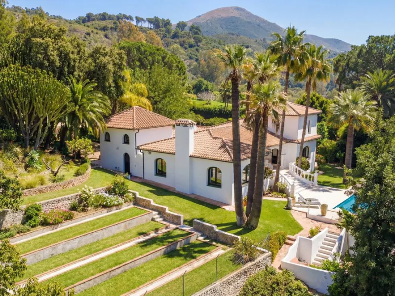 MODERN VILLA BARRANCO BLANCO: AN EXCLUSIVE OASIS OF LUXURY 20 MINUTES FROM THE MEDITERRANEAN SEA