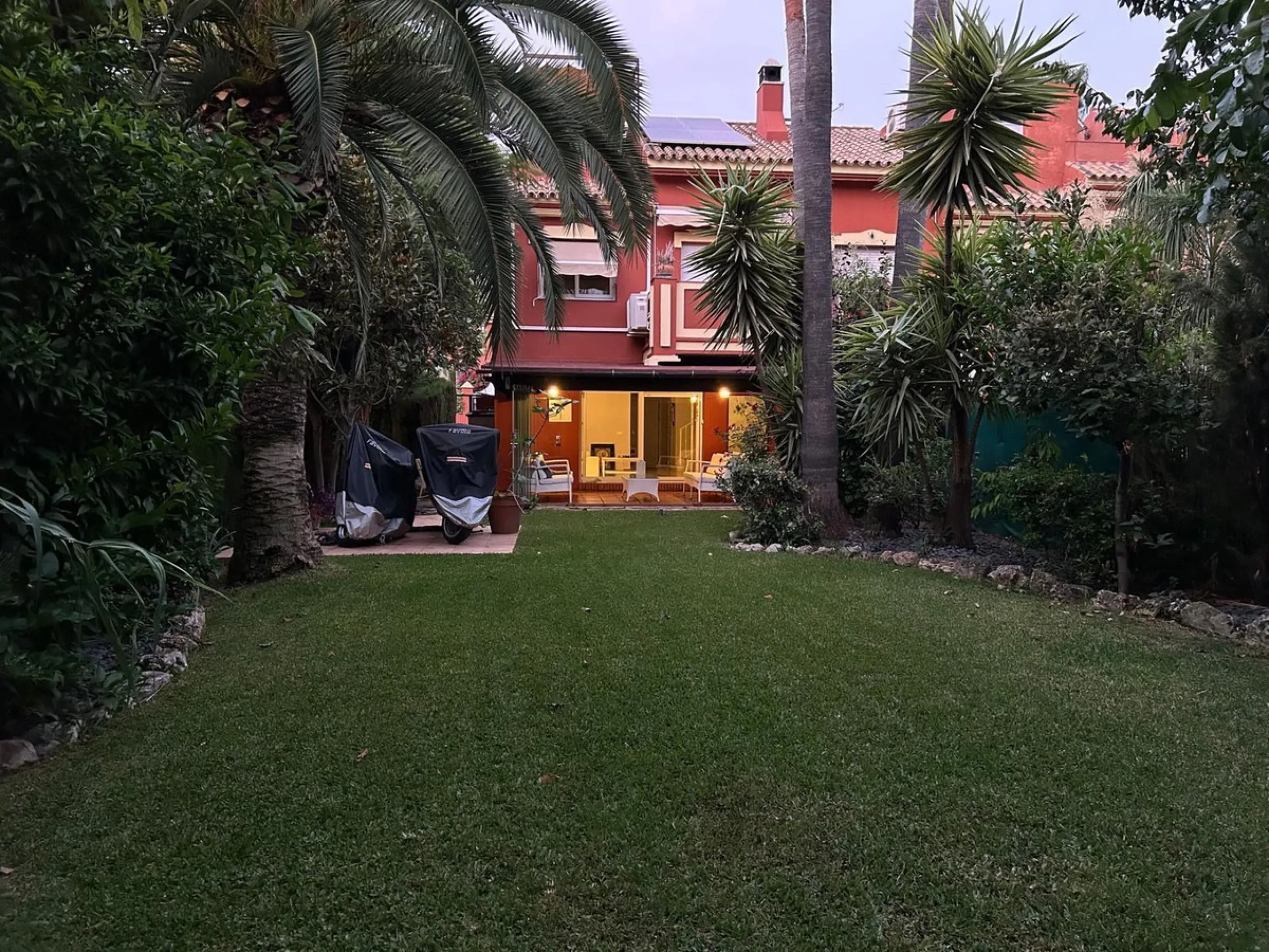 House - Semi-Detached House в продаже в Benahavís, Málaga. В доме 4 спален и 3 ванных комнат. Площадь дома 203 м². Площадь участка 423 м²