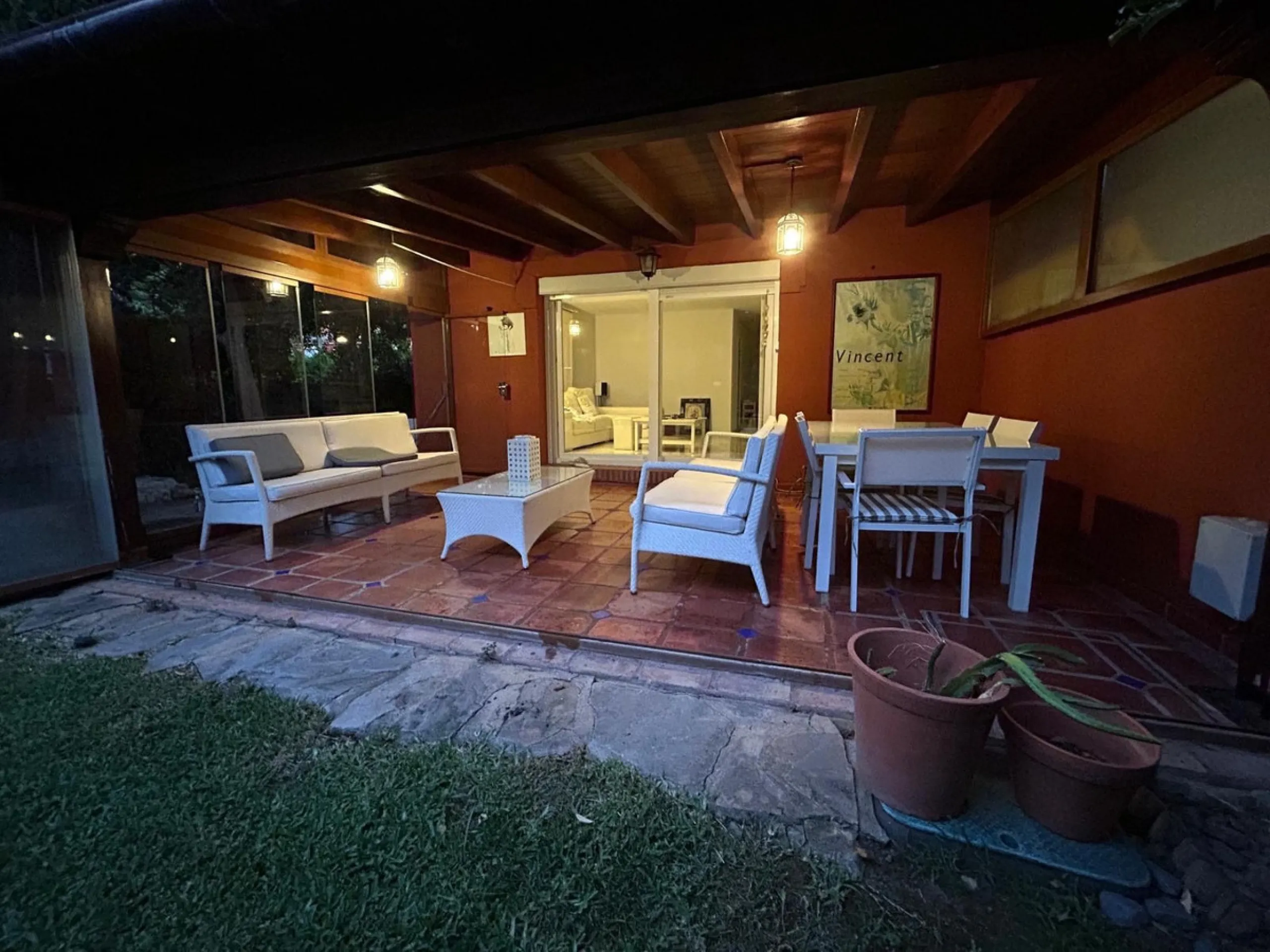 House - Semi-Detached House в продаже в Benahavís, Málaga. В доме 4 спален и 3 ванных комнат. Площадь дома 203 м². Площадь участка 423 м²