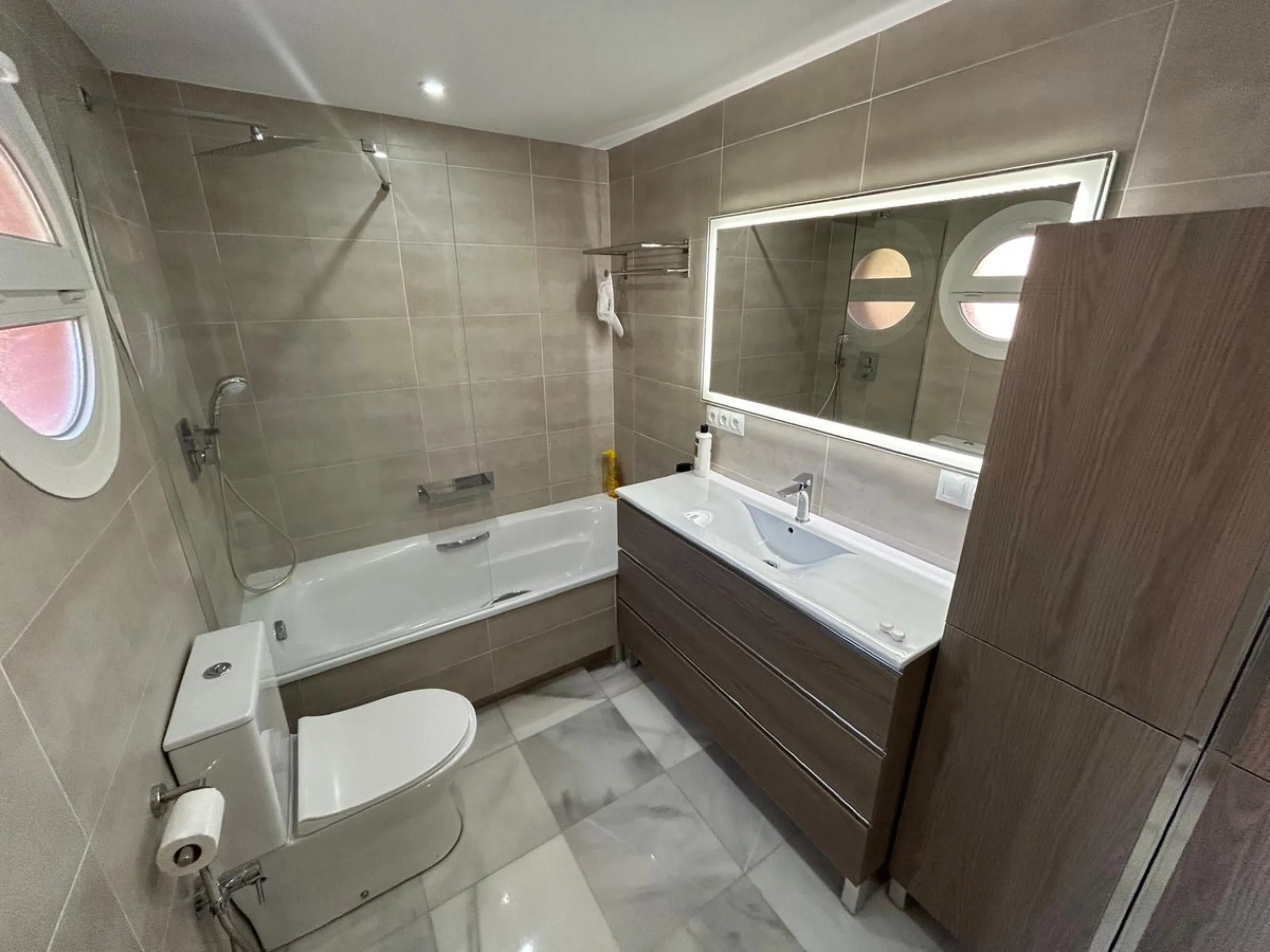 House - Semi-Detached House в продаже в Benahavís, Málaga. В доме 4 спален и 3 ванных комнат. Площадь дома 203 м². Площадь участка 423 м²