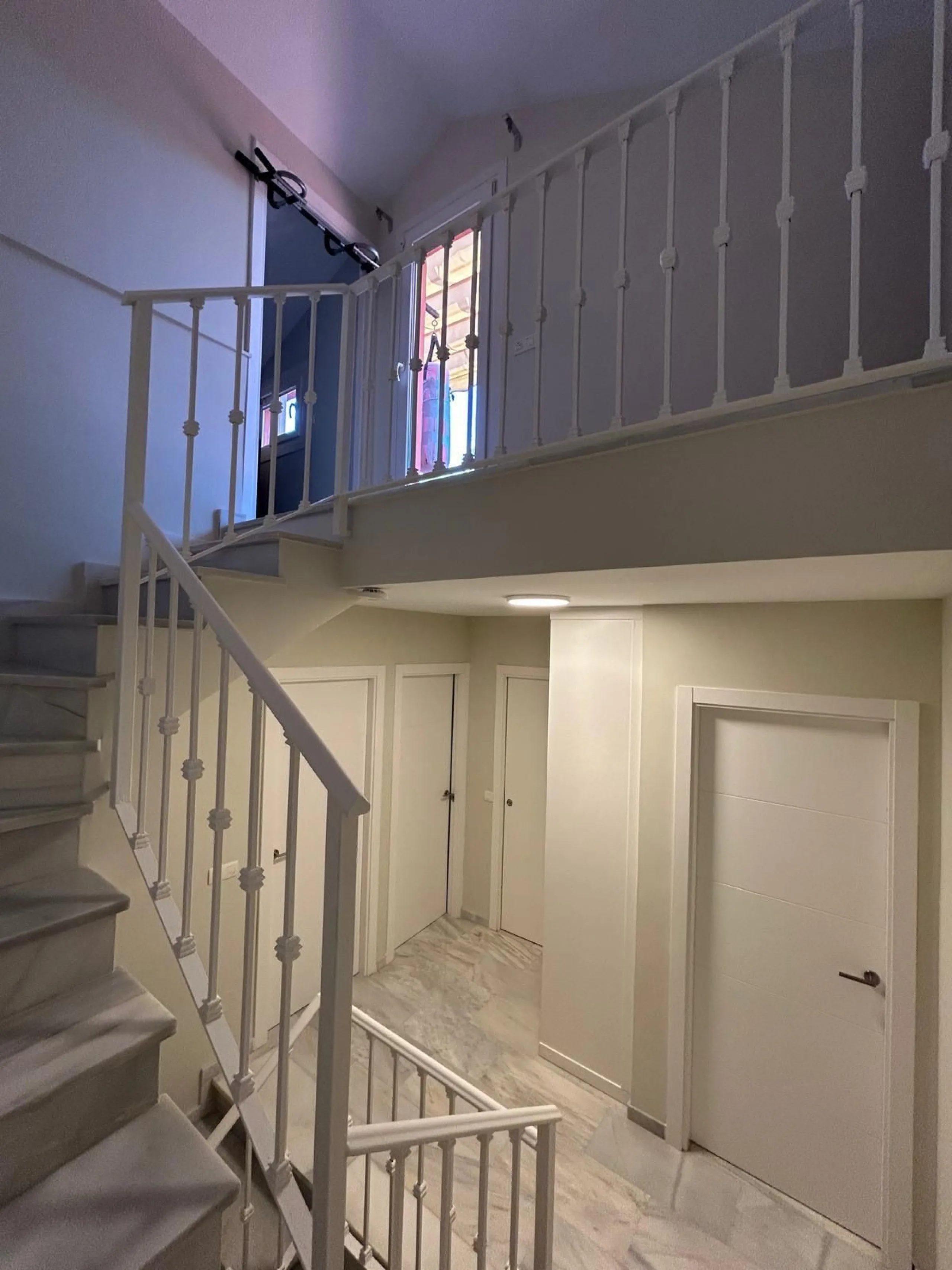 House - Semi-Detached House в продаже в Benahavís, Málaga. В доме 4 спален и 3 ванных комнат. Площадь дома 203 м². Площадь участка 423 м²