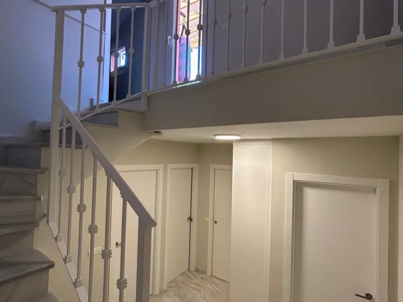 House - Semi-Detached House в продаже в Benahavís, Málaga. В доме 4 спален и 3 ванных комнат. Площадь дома 203 м². Площадь участка 423 м²