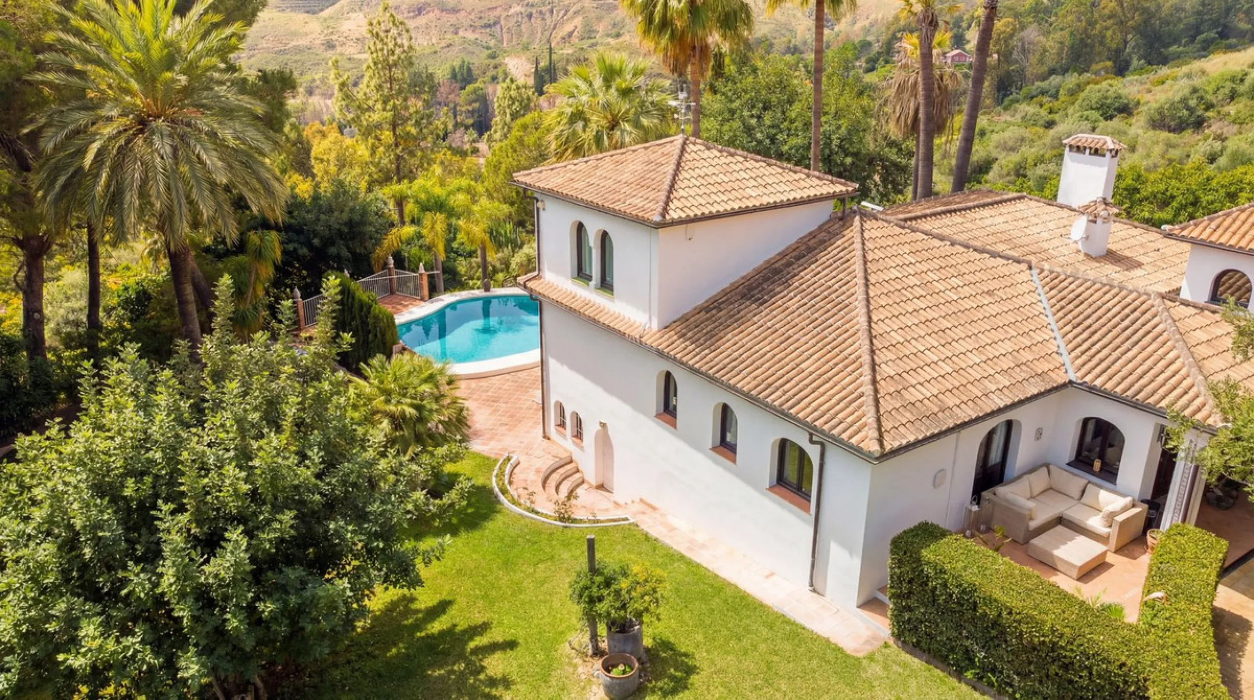 MODERN VILLA BARRANCO BLANCO: AN EXCLUSIVE OASIS OF LUXURY 20 MINUTES FROM THE MEDITERRANEAN SEA