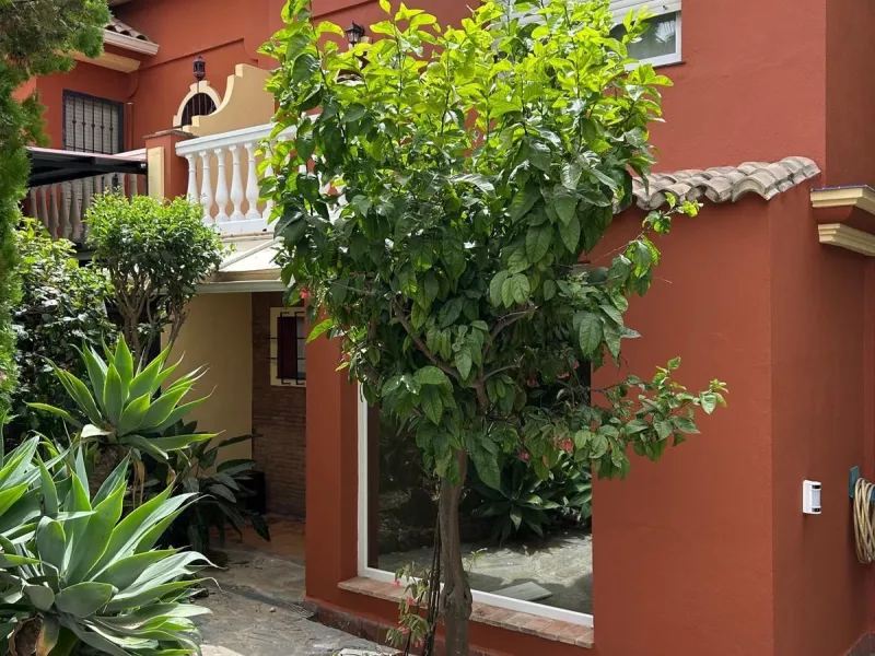 House - Semi-Detached House в продаже в Benahavís, Málaga. В доме 4 спален и 3 ванных комнат. Площадь дома 203 м². Площадь участка 423 м²