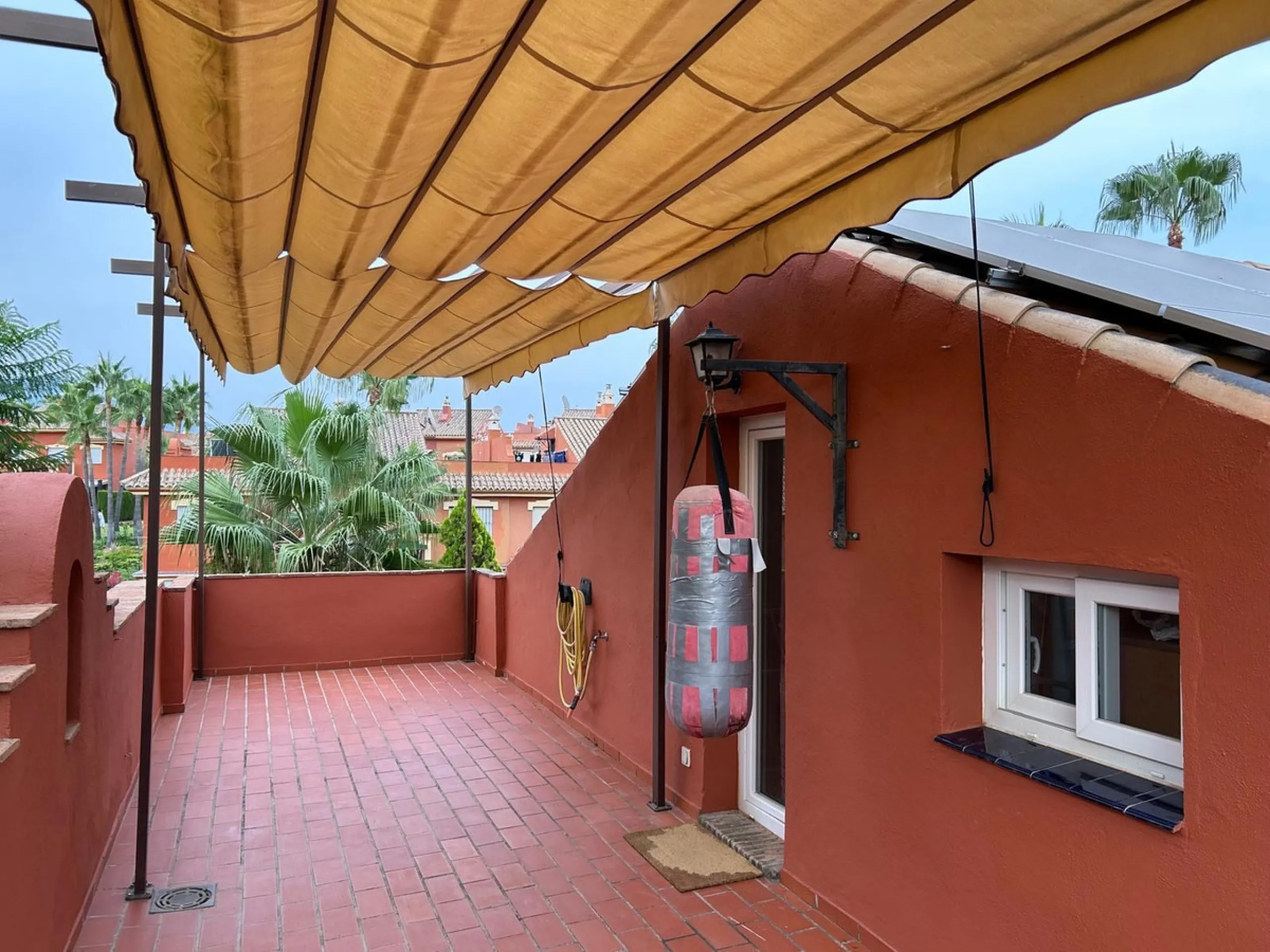 House - Semi-Detached House в продаже в Benahavís, Málaga. В доме 4 спален и 3 ванных комнат. Площадь дома 203 м². Площадь участка 423 м²