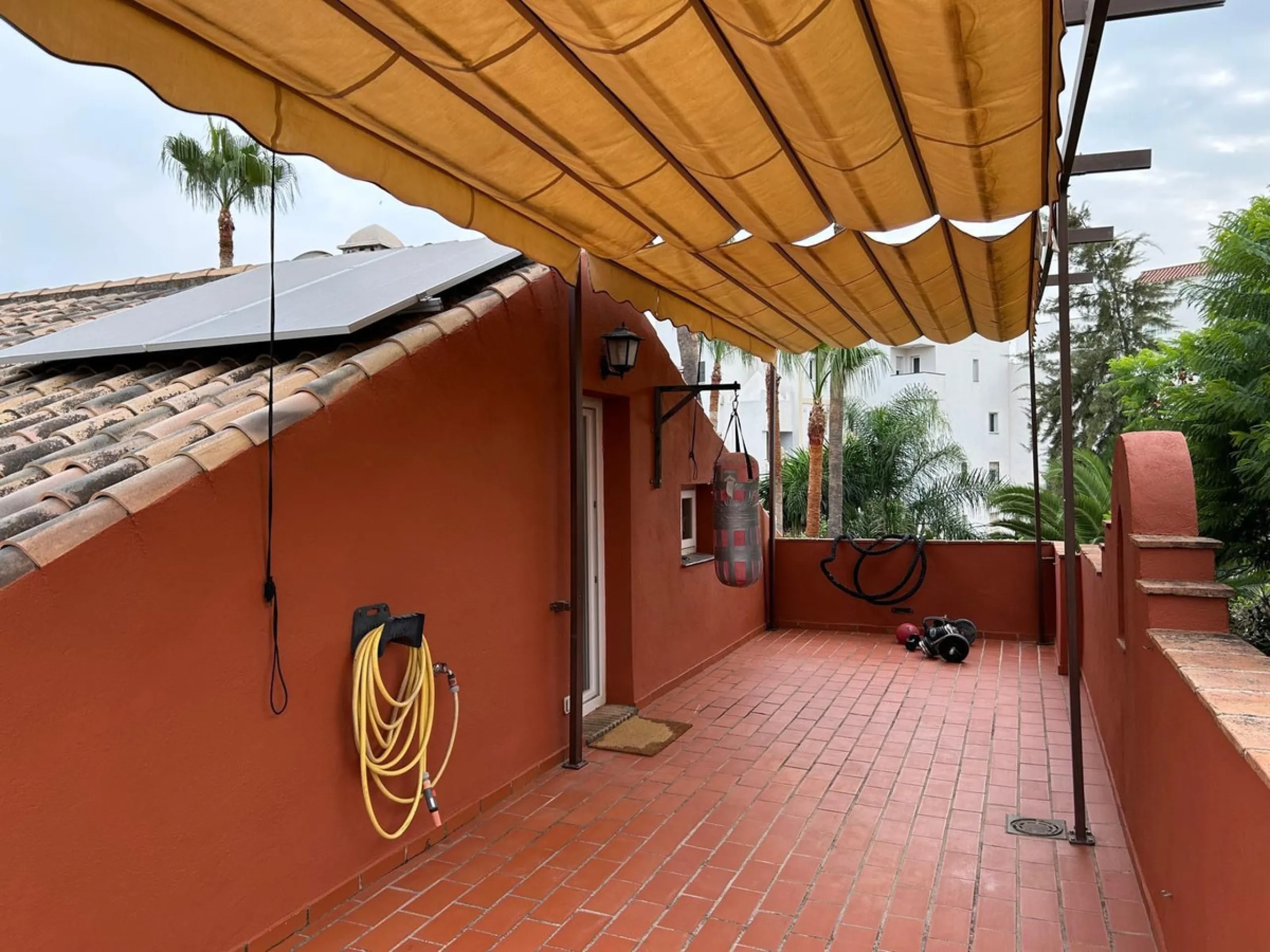 House - Semi-Detached House в продаже в Benahavís, Málaga. В доме 4 спален и 3 ванных комнат. Площадь дома 203 м². Площадь участка 423 м²
