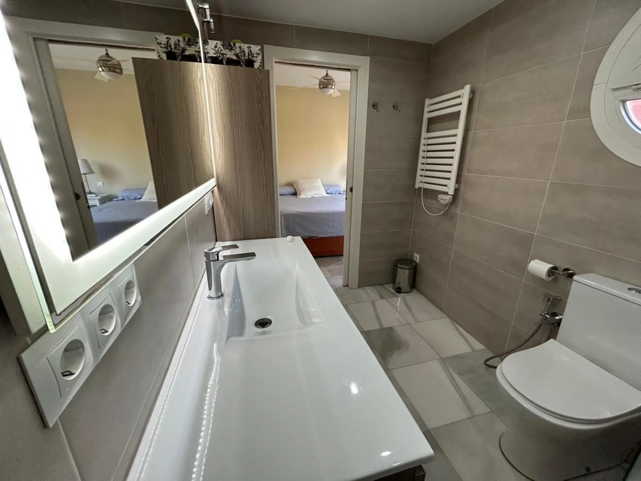 House - Semi-Detached House в продаже в Benahavís, Málaga. В доме 4 спален и 3 ванных комнат. Площадь дома 203 м². Площадь участка 423 м²