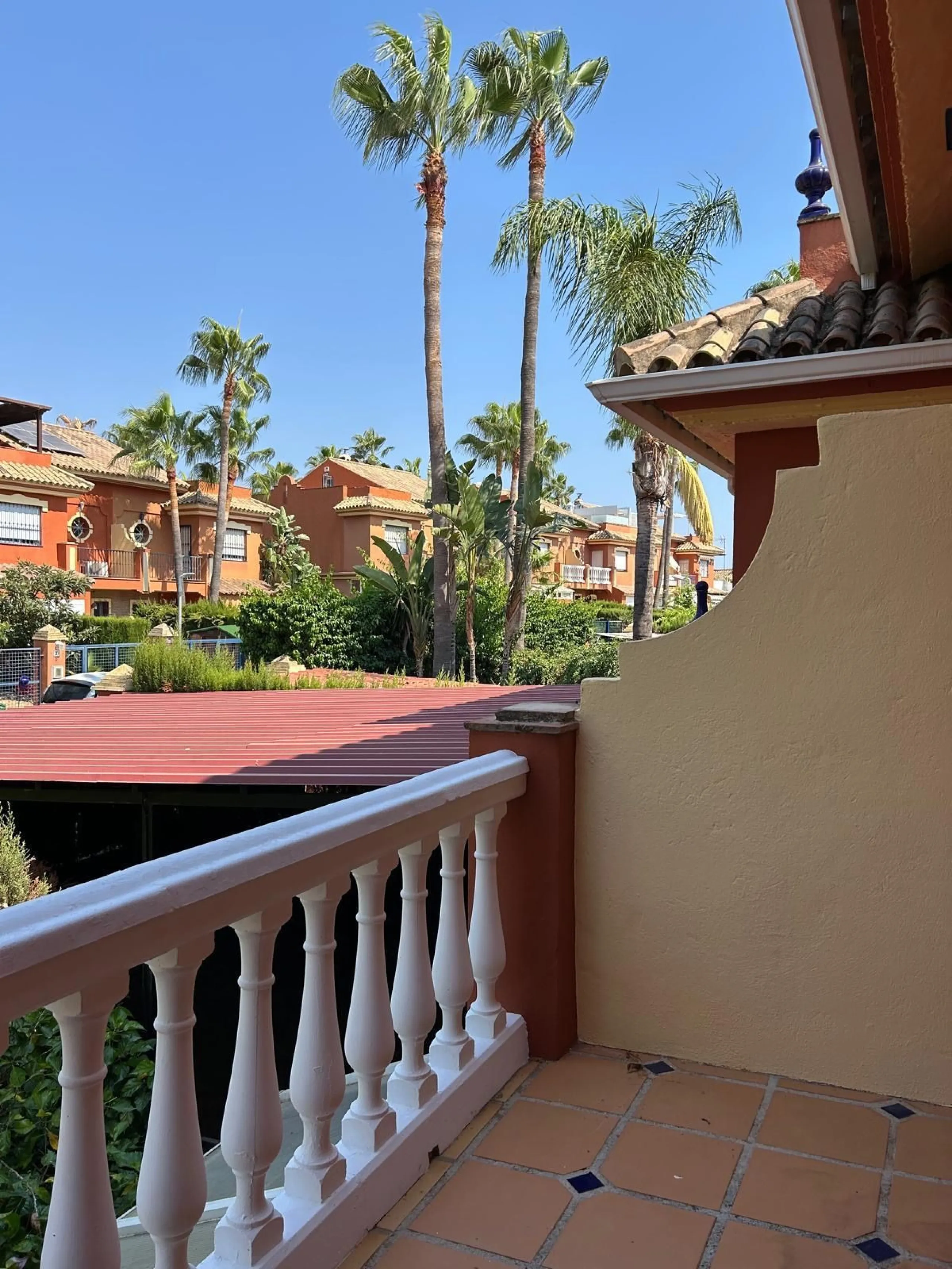 House - Semi-Detached House в продаже в Benahavís, Málaga. В доме 4 спален и 3 ванных комнат. Площадь дома 203 м². Площадь участка 423 м²