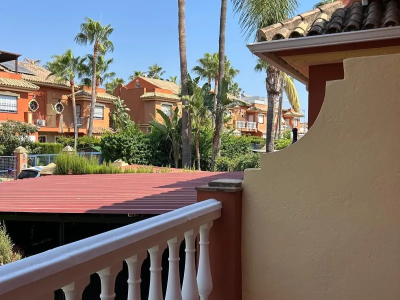 House - Semi-Detached House в продаже в Benahavís, Málaga. В доме 4 спален и 3 ванных комнат. Площадь дома 203 м². Площадь участка 423 м²