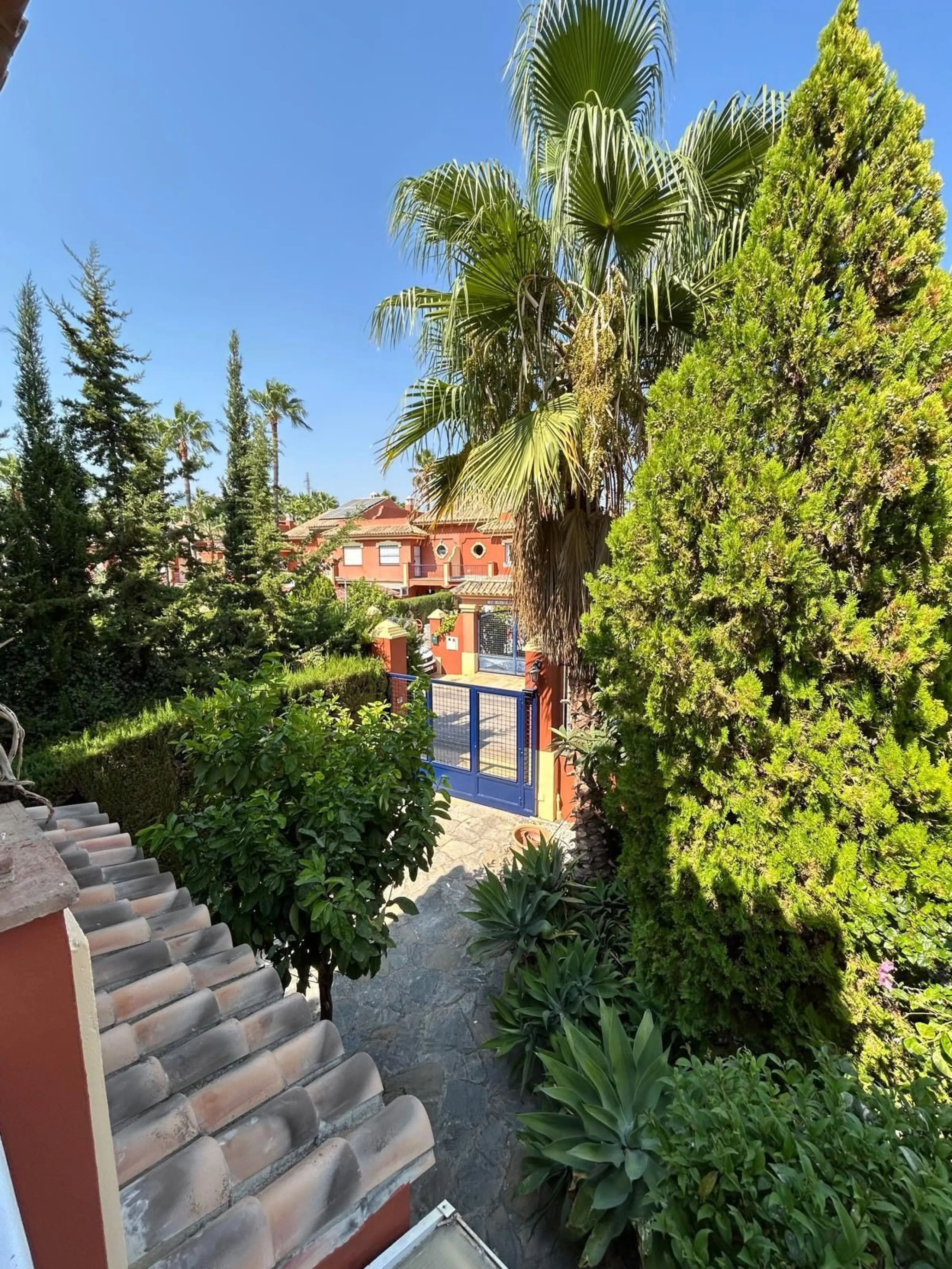 House - Semi-Detached House в продаже в Benahavís, Málaga. В доме 4 спален и 3 ванных комнат. Площадь дома 203 м². Площадь участка 423 м²