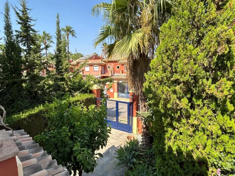 House - Semi-Detached House в продаже в Benahavís, Málaga. В доме 4 спален и 3 ванных комнат. Площадь дома 203 м². Площадь участка 423 м²