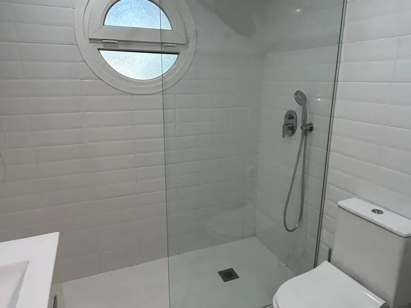 House - Semi-Detached House в продаже в Benahavís, Málaga. В доме 4 спален и 3 ванных комнат. Площадь дома 203 м². Площадь участка 423 м²