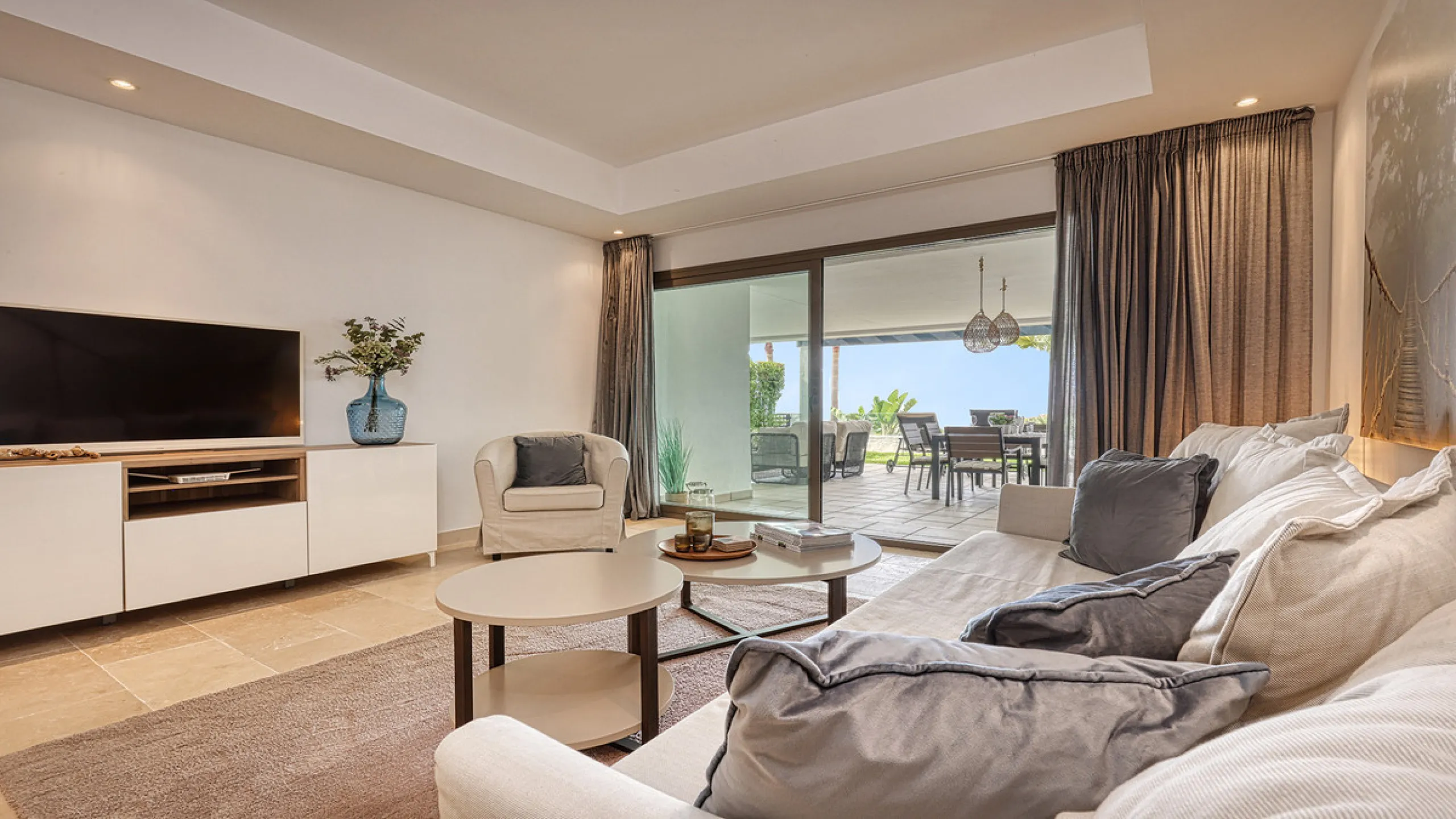 Diese elegante Erdgeschosswohnung liegt in der exklusiven Wohnanlage Terrazas de Cortesin, mitten im weltbekannten Finca Cortesin Golf Resort in Casares. Bekannt für seinen Meisterschaftsgolfplatz (Austragungsort des Solheim Cups 2023)