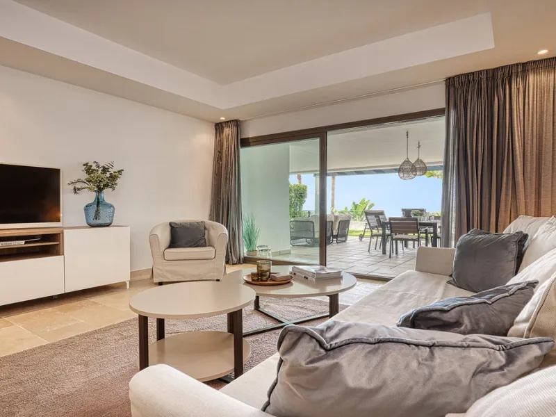 Diese elegante Erdgeschosswohnung liegt in der exklusiven Wohnanlage Terrazas de Cortesin, mitten im weltbekannten Finca Cortesin Golf Resort in Casares. Bekannt für seinen Meisterschaftsgolfplatz (Austragungsort des Solheim Cups 2023)
