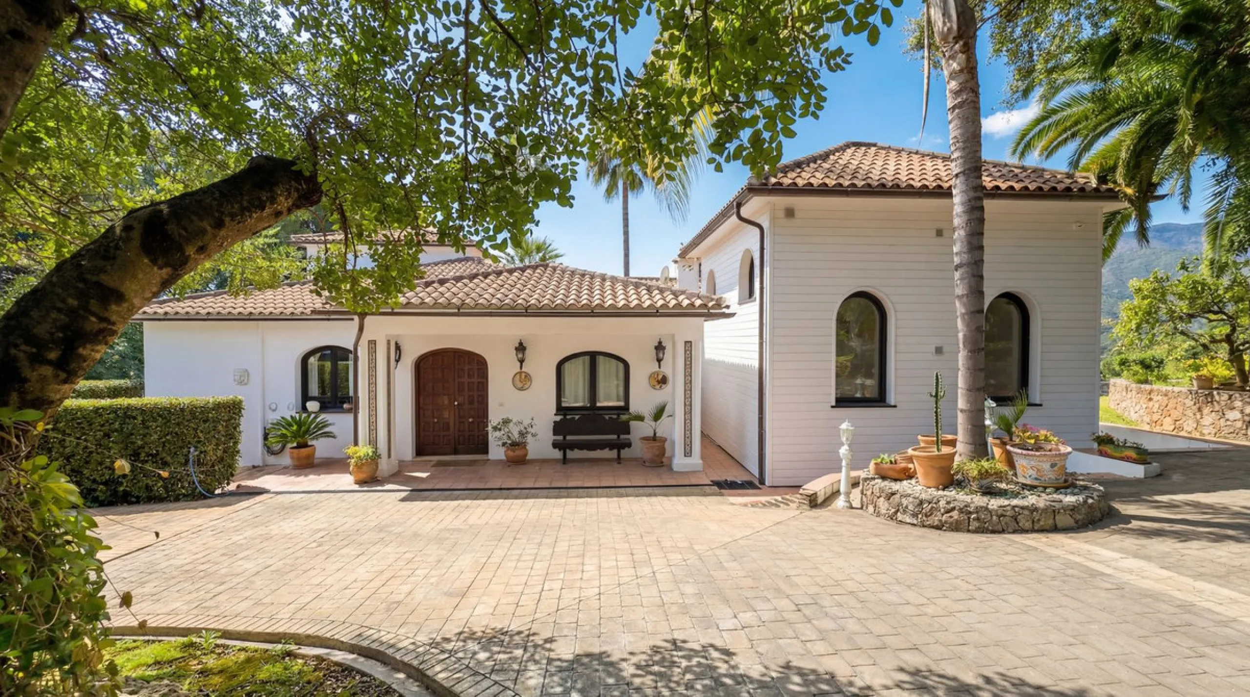MODERN VILLA BARRANCO BLANCO: AN EXCLUSIVE OASIS OF LUXURY 20 MINUTES FROM THE MEDITERRANEAN SEA