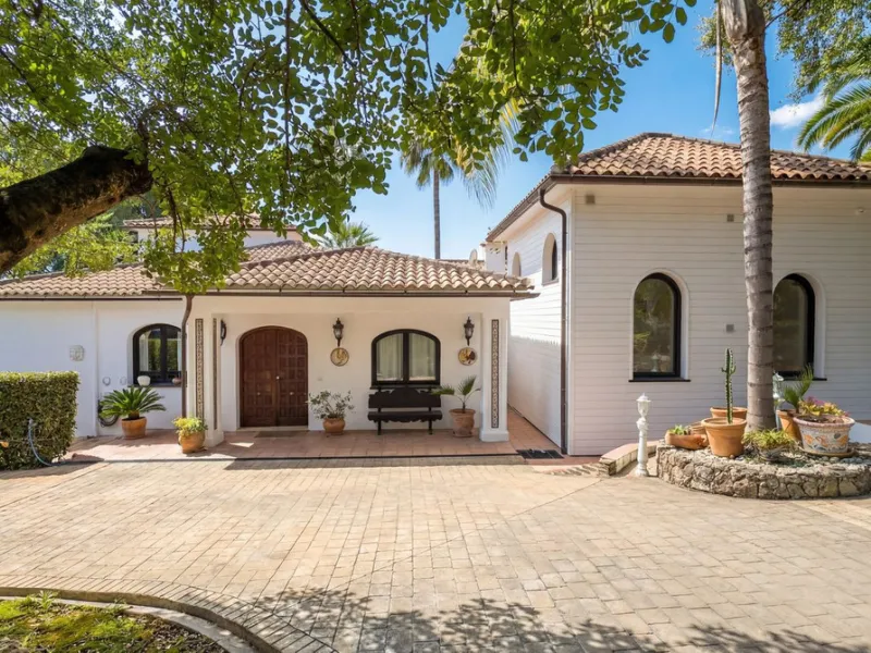 MODERN VILLA BARRANCO BLANCO: AN EXCLUSIVE OASIS OF LUXURY 20 MINUTES FROM THE MEDITERRANEAN SEA