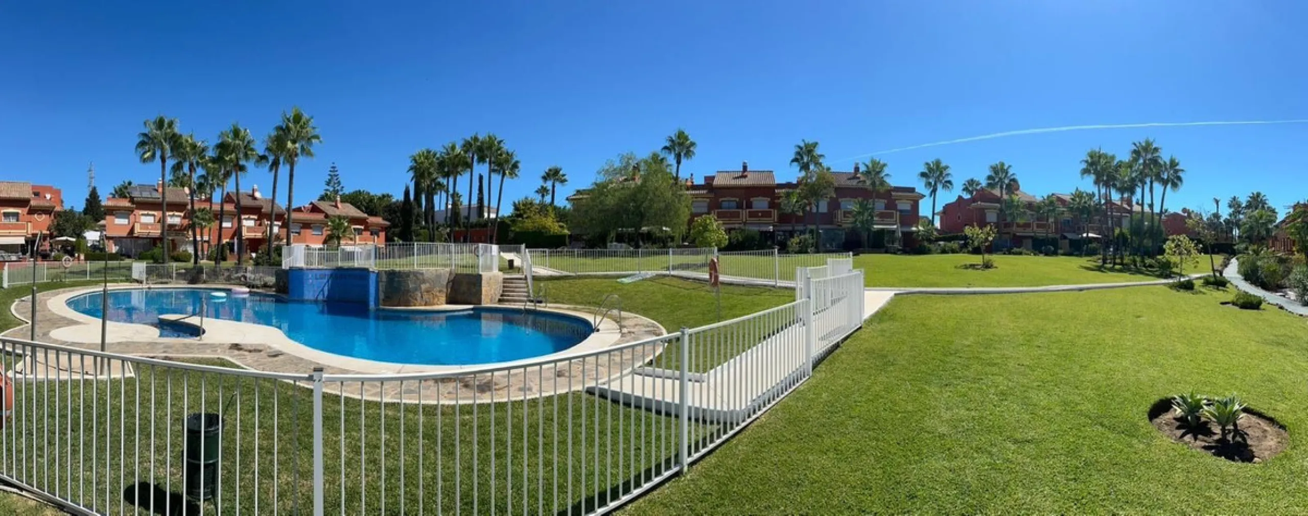 House - Semi-Detached House в продаже в Benahavís, Málaga. В доме 4 спален и 3 ванных комнат. Площадь дома 203 м². Площадь участка 423 м²