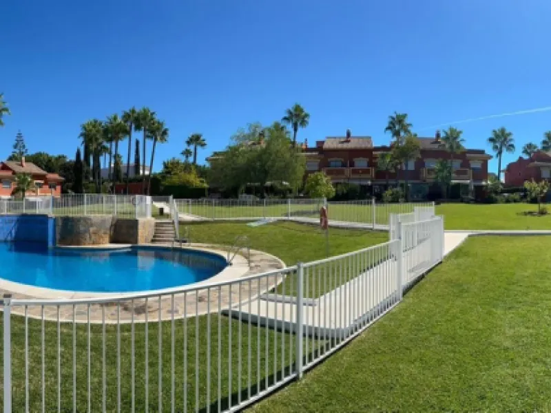 House - Semi-Detached House в продаже в Benahavís, Málaga. В доме 4 спален и 3 ванных комнат. Площадь дома 203 м². Площадь участка 423 м²