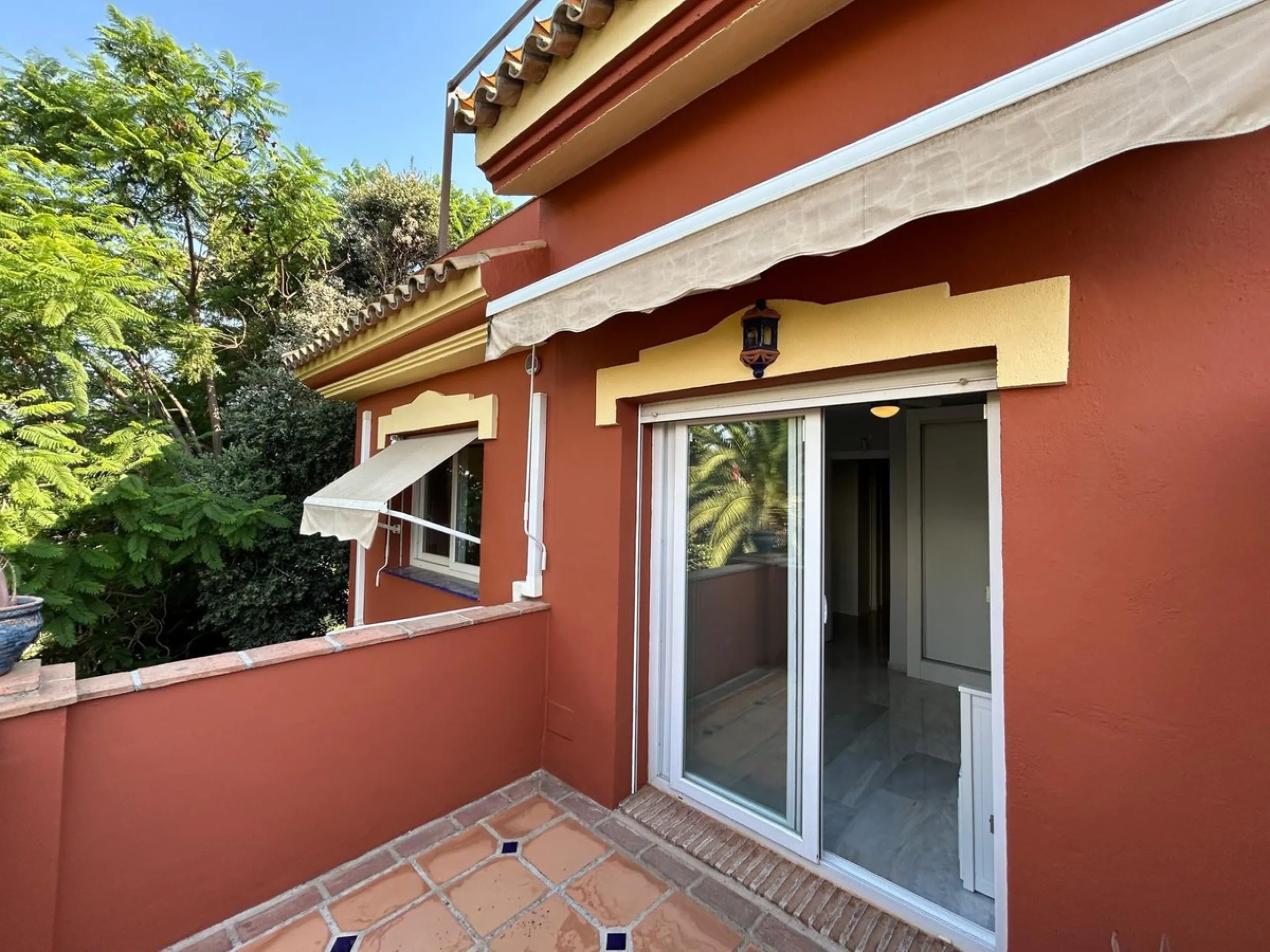 House - Semi-Detached House в продаже в Benahavís, Málaga. В доме 4 спален и 3 ванных комнат. Площадь дома 203 м². Площадь участка 423 м²