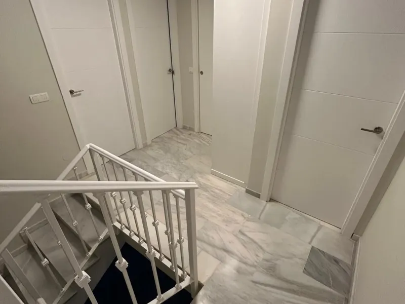 House - Semi-Detached House в продаже в Benahavís, Málaga. В доме 4 спален и 3 ванных комнат. Площадь дома 203 м². Площадь участка 423 м²