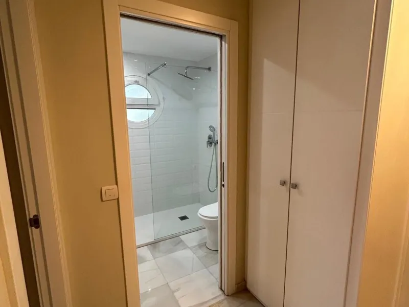 House - Semi-Detached House в продаже в Benahavís, Málaga. В доме 4 спален и 3 ванных комнат. Площадь дома 203 м². Площадь участка 423 м²